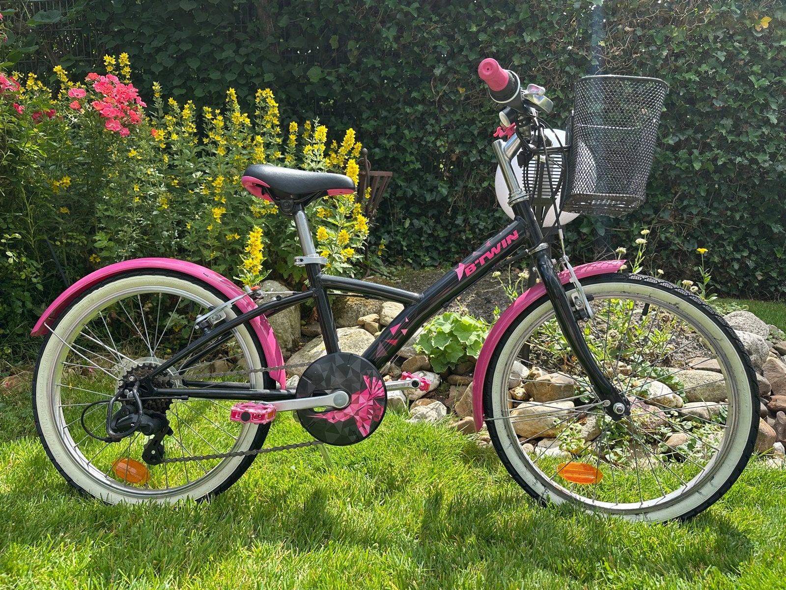 B'Twin kinderfiets 20 inch met mandje en versnellingen, Ophalen, Gebruikt, Velgrem, Handrem