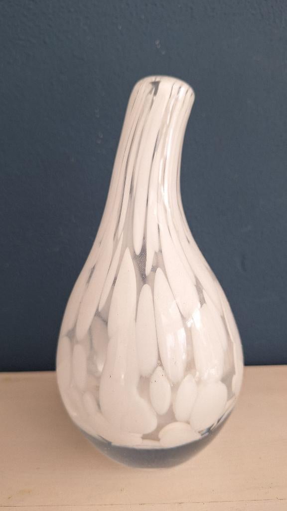 Klein wit gestreept Fidrio vaasje., Huis en Inrichting, Woonaccessoires | Vazen, Wit, Ophalen of Verzenden, Minder dan 50 cm, Glas