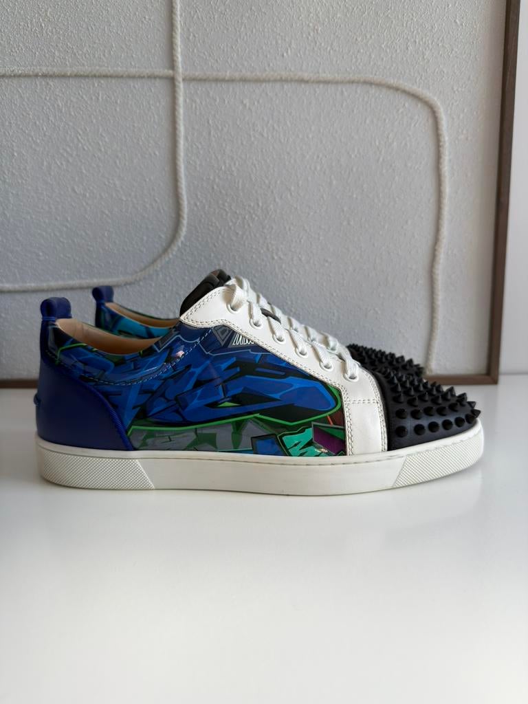 Christian Louboutin Louis Junior Spikes Orlato Graffiti 43, Zwart, Ophalen of Verzenden, Sneakers of Gympen, Zo goed als nieuw