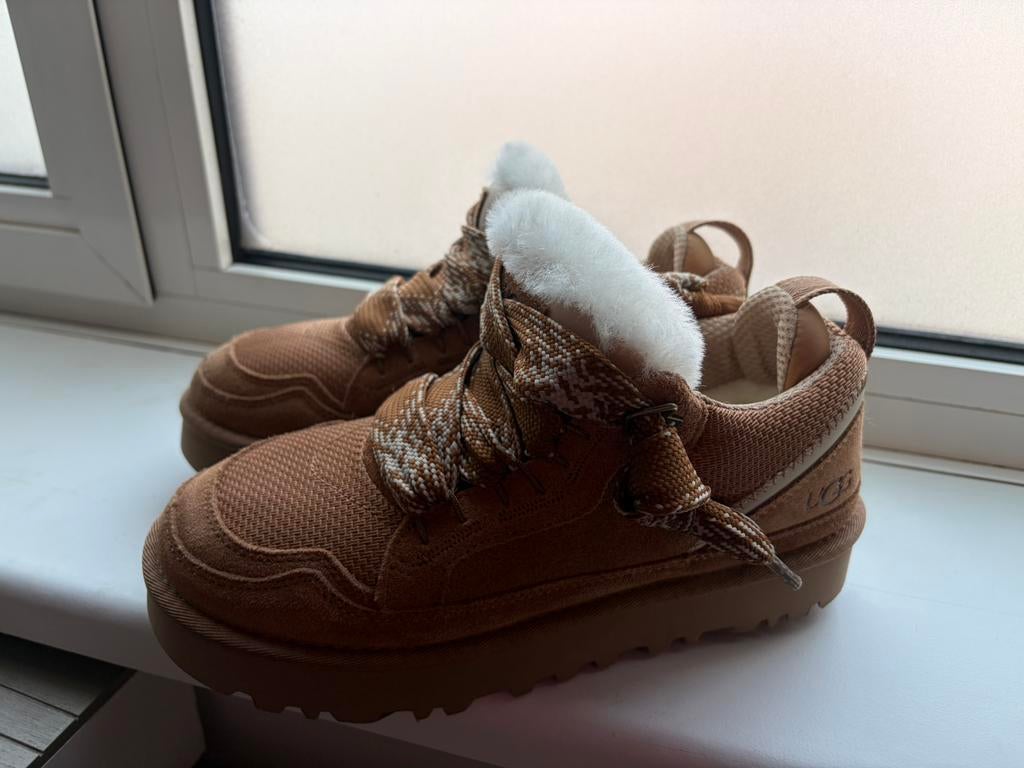 Ugg lowmel sneakers, Ophalen, Zo goed als nieuw, Pantoffels of Sloffen