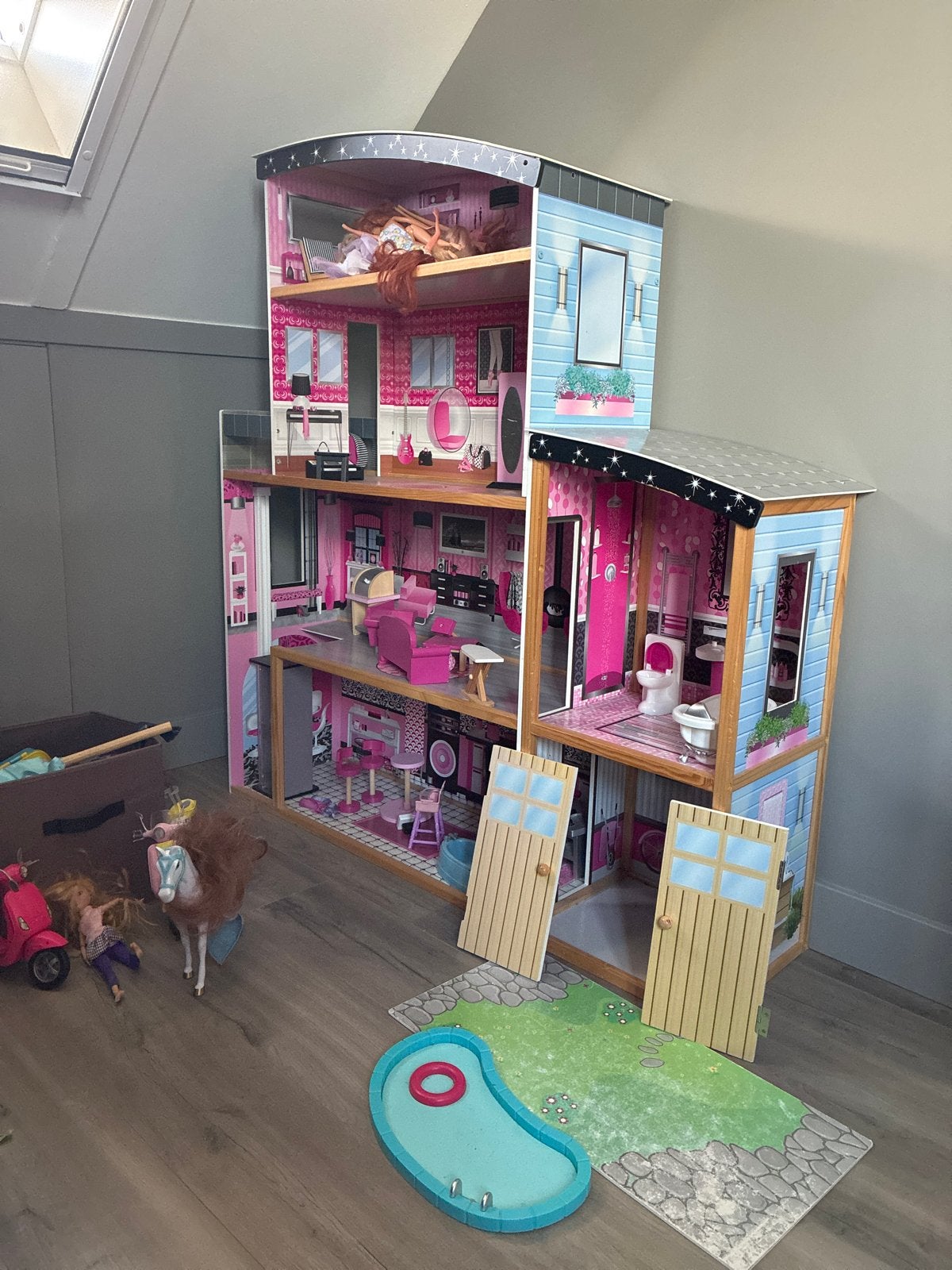 Groot Barbie poppenhuis met meubels en accessoires, Ophalen, Gebruikt, Poppenhuis