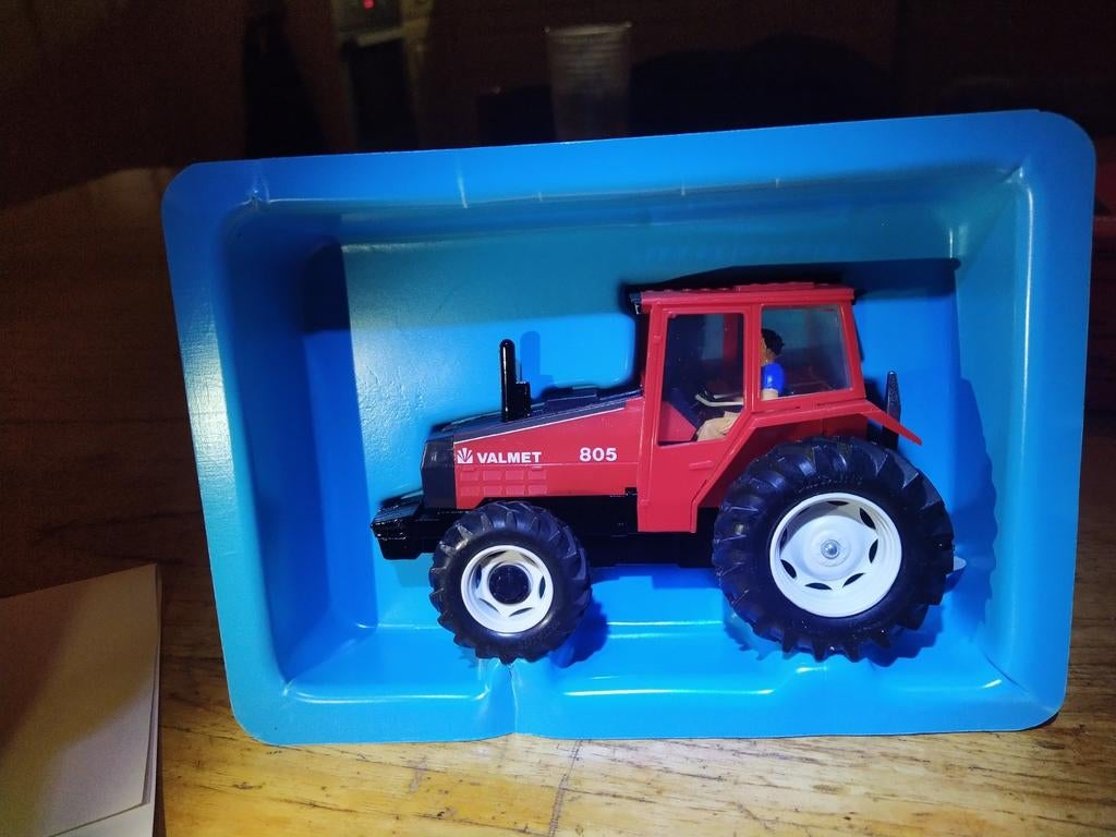 Britain's 1:32 valmet 805 Kuiken set van 5 trekkers, Ophalen of Verzenden, Tractor of Landbouw, Overige merken