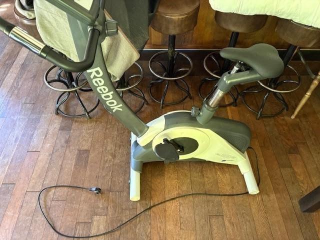 Netter Reebok hometrainer B300e voor € 100,-, Ophalen, Kunststof, Gebruikt, Benen