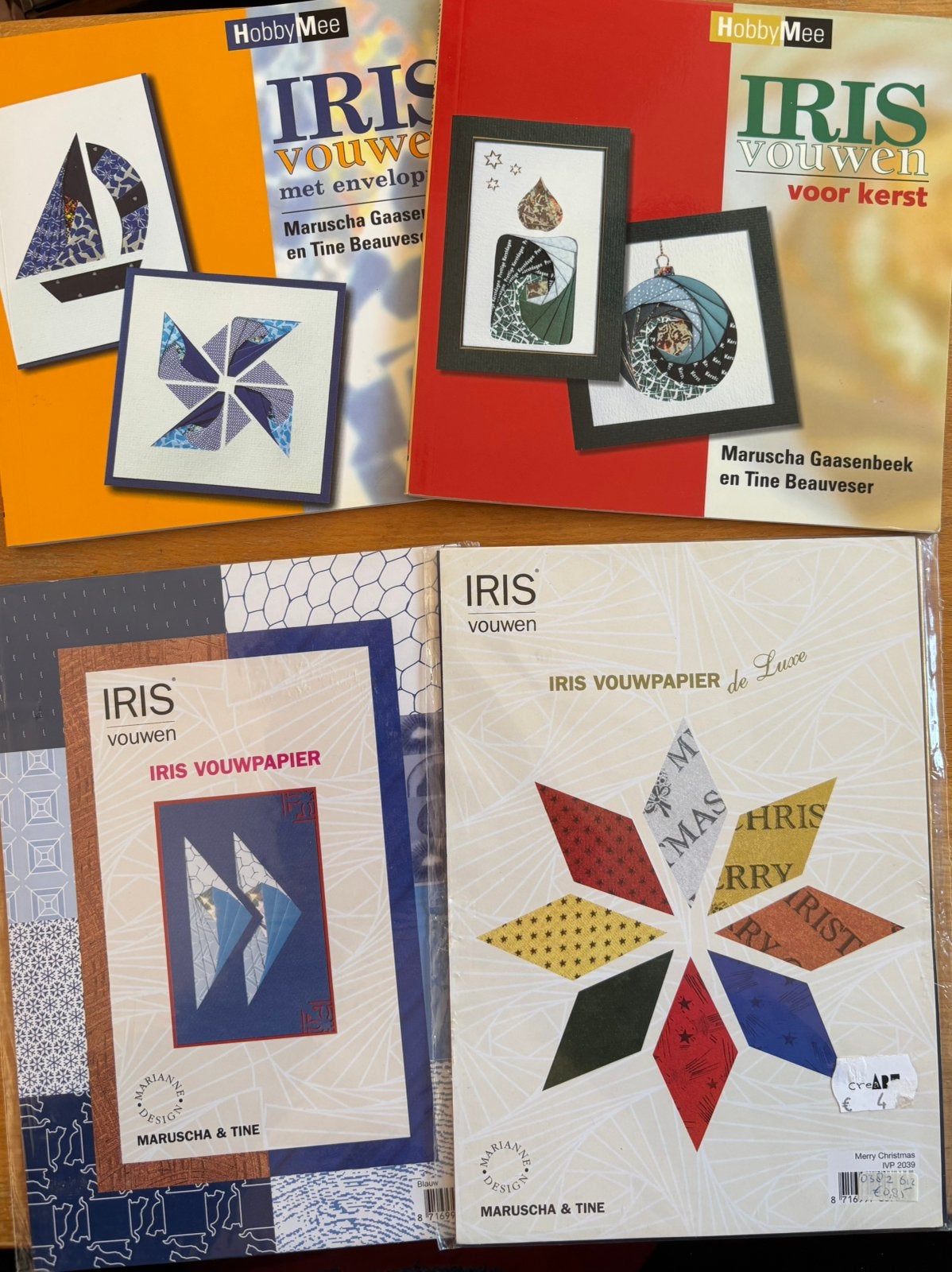 Pakketje Iris vouwen, twee boekjes en twee pakjes papier, Ophalen of Verzenden, Zo goed als nieuw, Overige onderwerpen