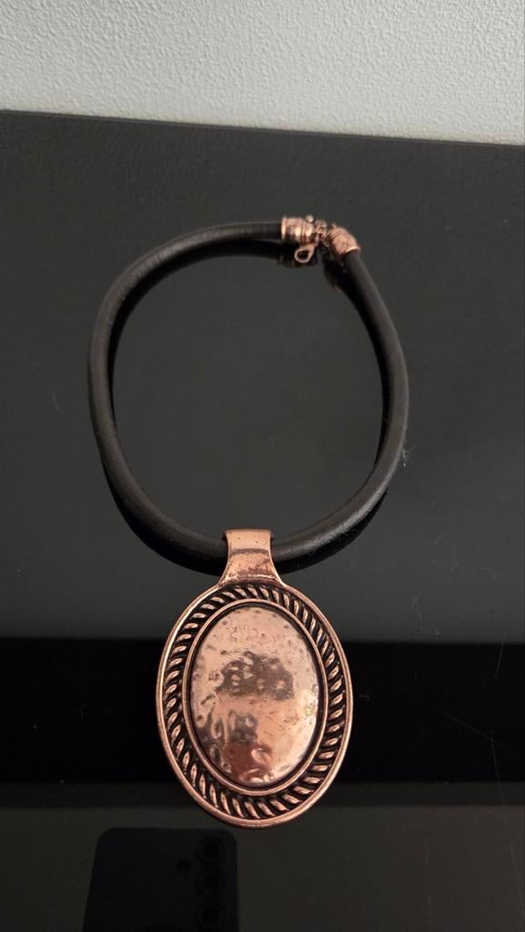 Leren ketting met koperkleurige hanger, Sieraden, Tassen en Uiterlijk, Kettingen, Gebruikt, Zwart, Ophalen of Verzenden, Overige materialen