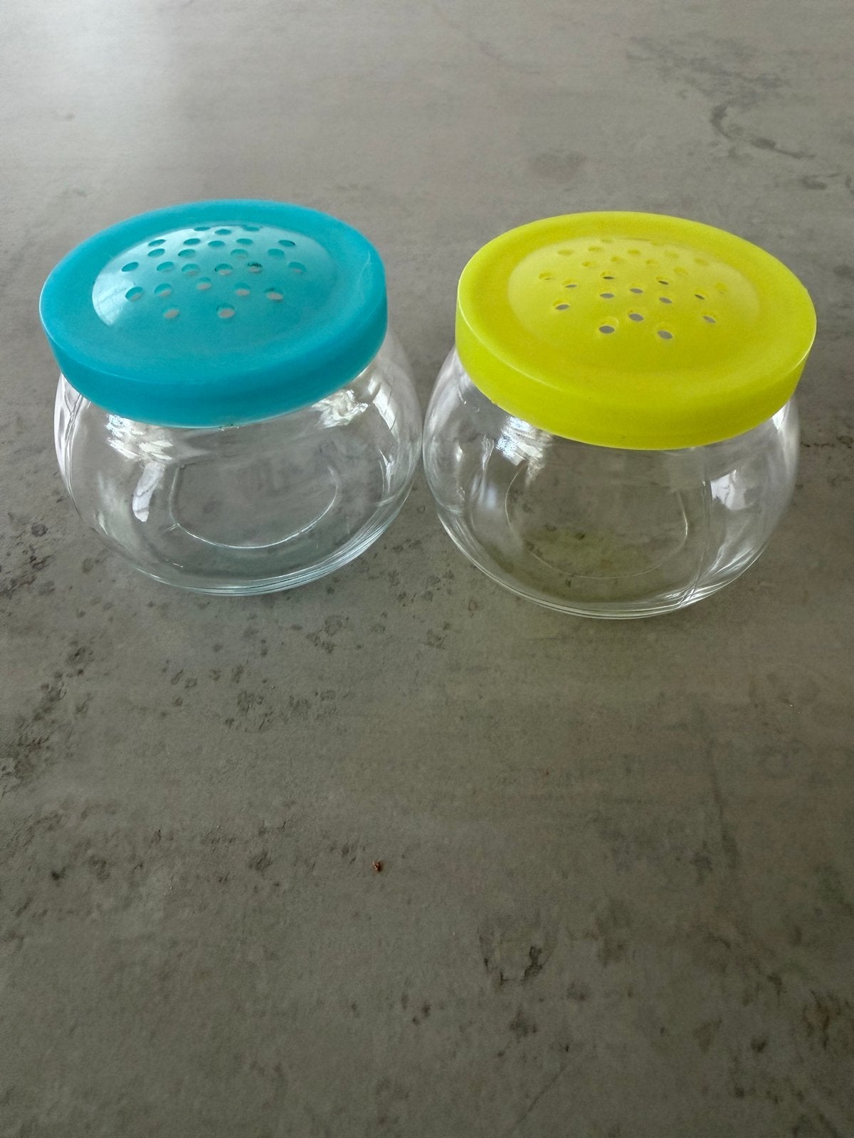 Glazen voorraadpotjes met gekleurde deksels (2 stuks), Huis en Inrichting, Glas, Ophalen of Verzenden, Zo goed als nieuw, Voorraadpot