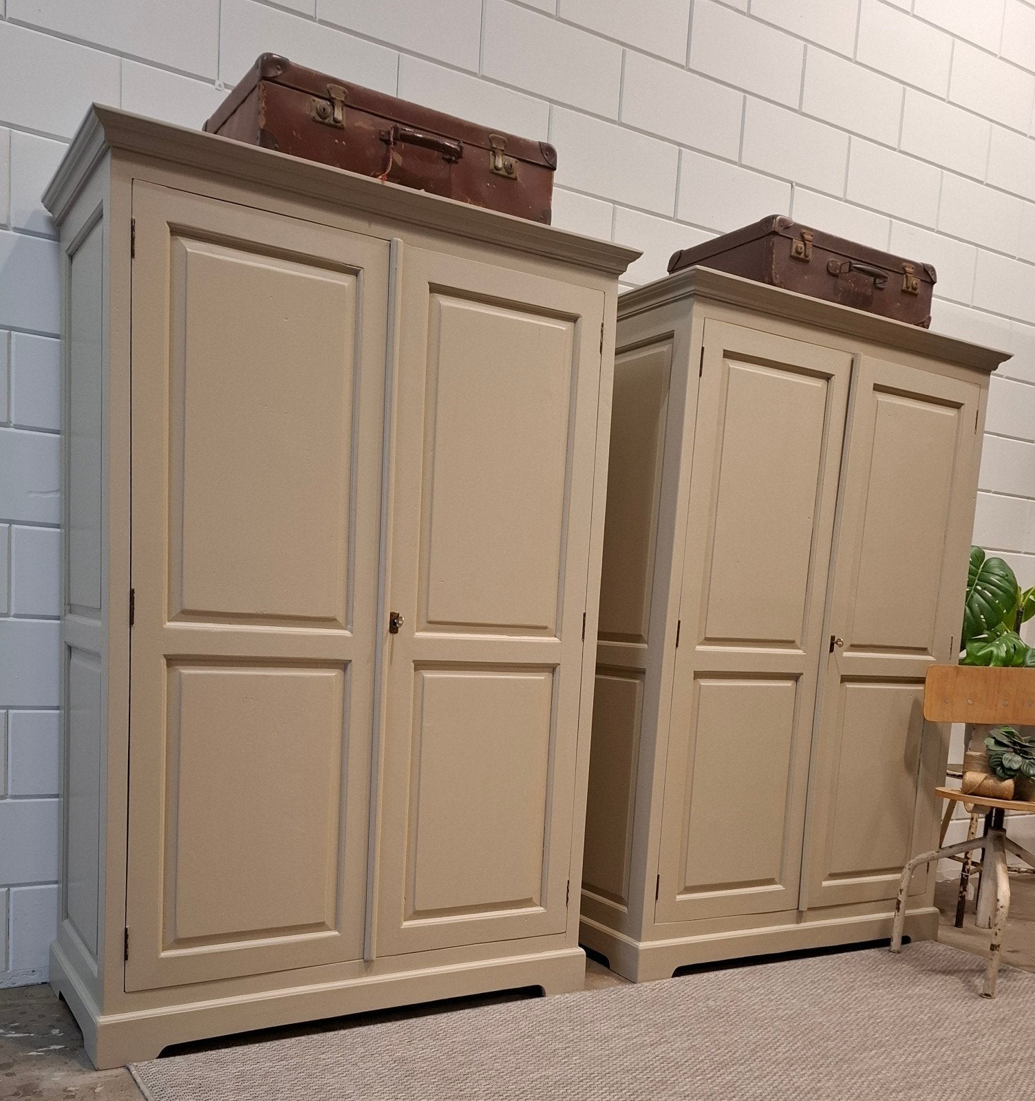 2x Vintage/Brocante zandkleurige kledingkast, Huis en Inrichting, Kasten | Kledingkasten, Met deur(en), Gebruikt, 100 tot 150 cm