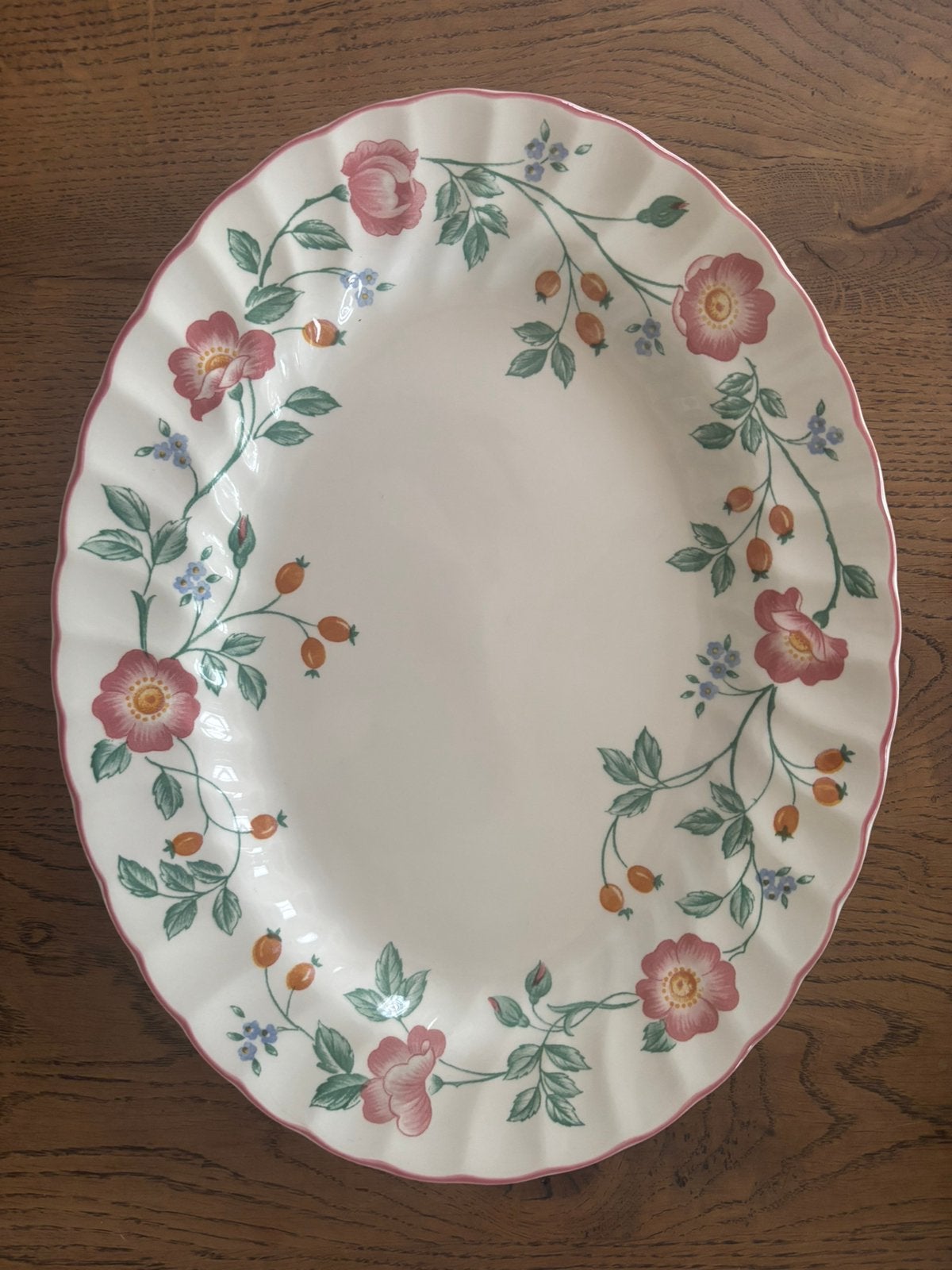 Serveerschaal Churchill Briar Rose, Ophalen of Verzenden, Overige stijlen, Porselein, Schaal of Schalen