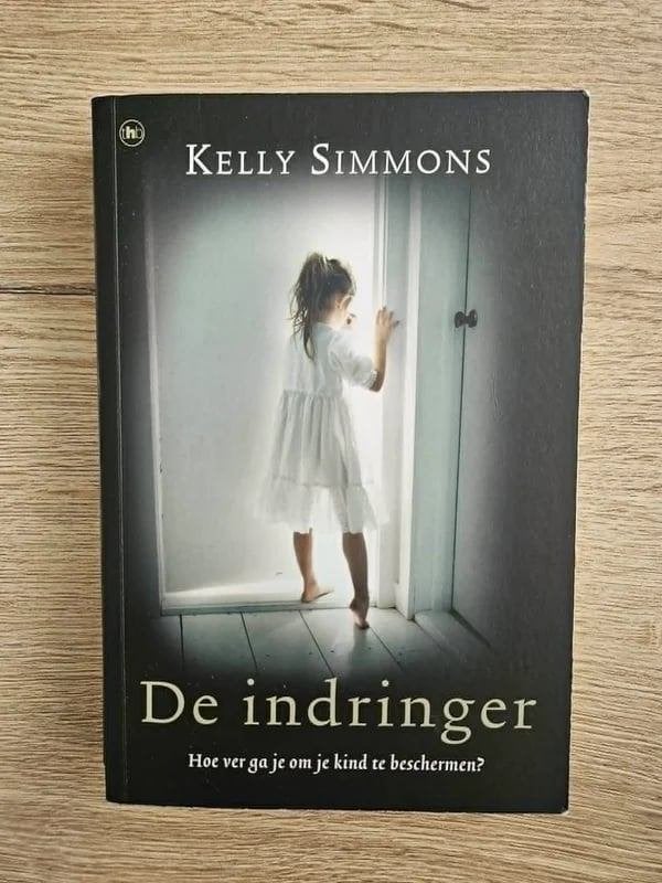 Kelly Simmons - De indringer, Ophalen of Verzenden, Gelezen, K. Simmons