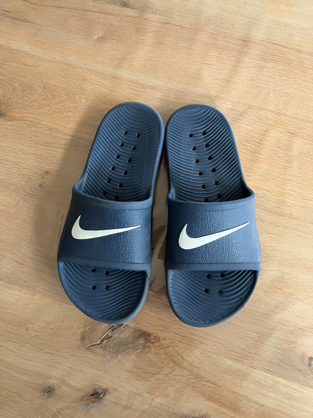 Nike slippers maat 32/33, Ophalen of Verzenden, Zo goed als nieuw, Jongetje