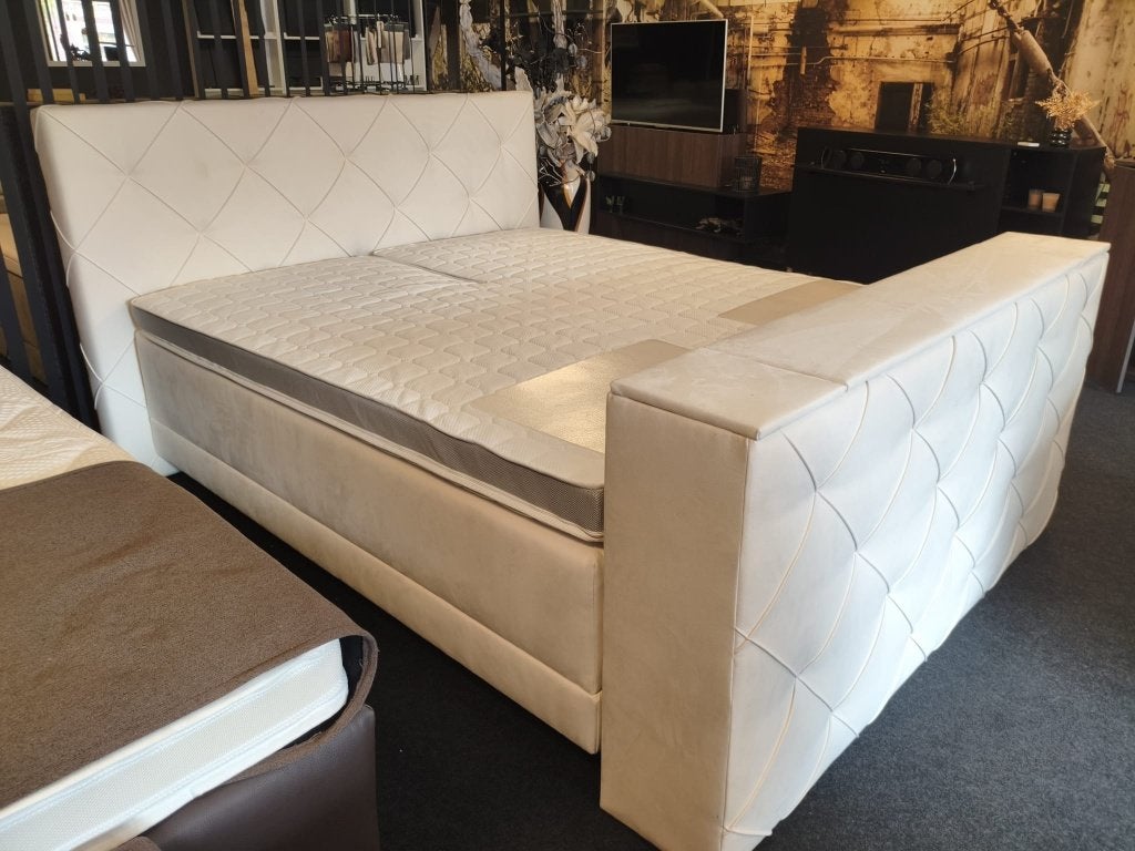 Boxspring met voetbord met tv lift 55" € 1999,-, Luxe boxspring met voetbord met tv lift tot 55 inch, Ophalen of Verzenden, 180 cm
