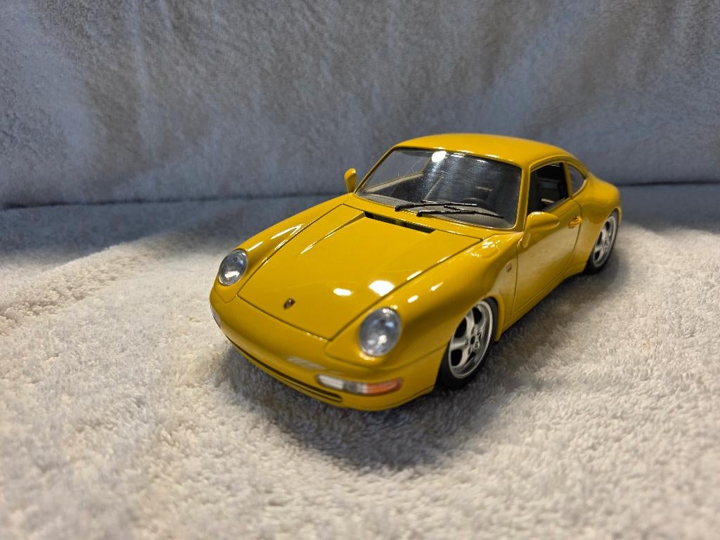 Porsche carrera 911 1993 geel burago 1:18, Hobby en Vrije tijd, Modelauto's | 1:18, Ophalen of Verzenden, Gebruikt, Auto, Bburago