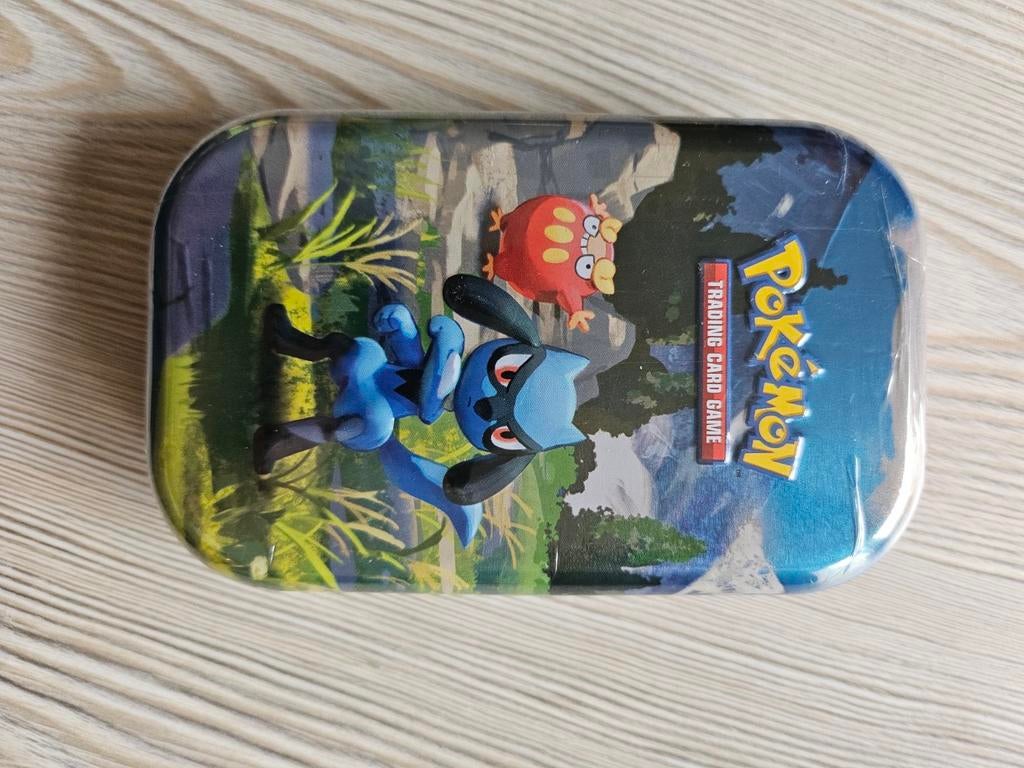 Pokémon Mini Tin Box - Lucario & Wooper, Ophalen of Verzenden, Nieuw, Boosterbox