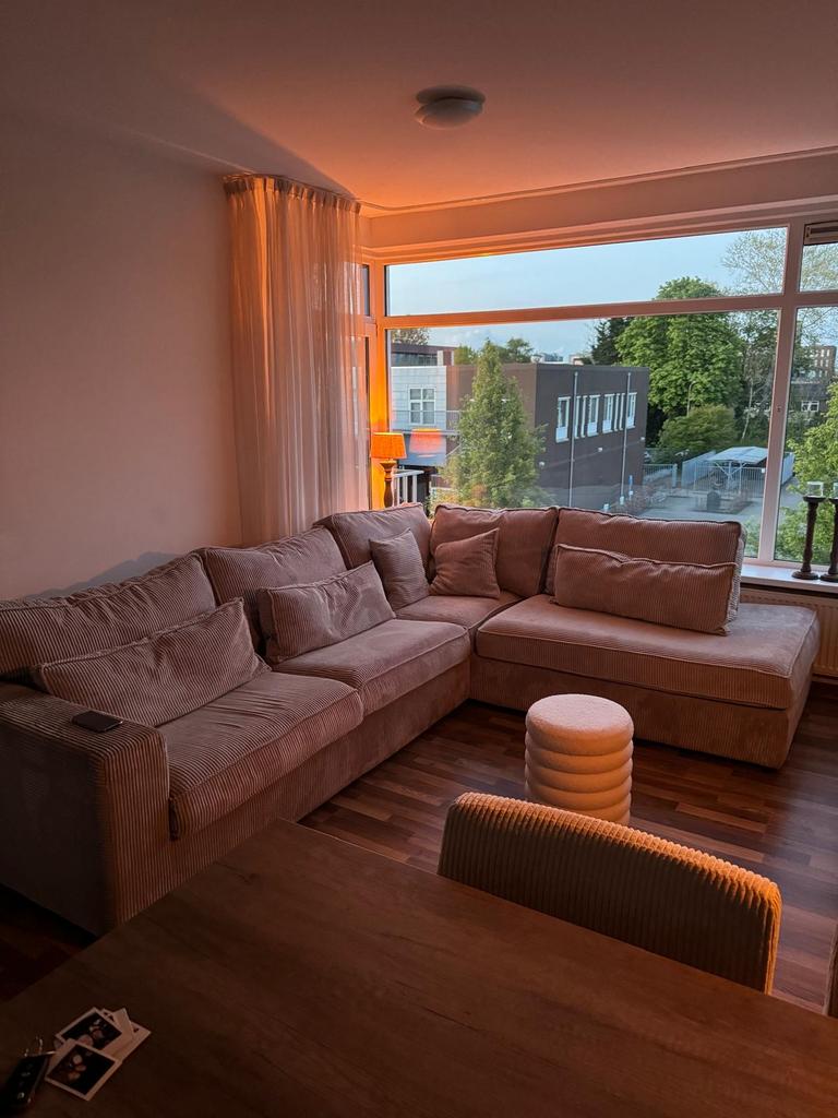 Moderne lichtgrijze ribstof hoekbank (rechts), Huis en Inrichting, Banken | Bankstellen, Ophalen, Gebruikt, 100 tot 125 cm, Hoekbank
