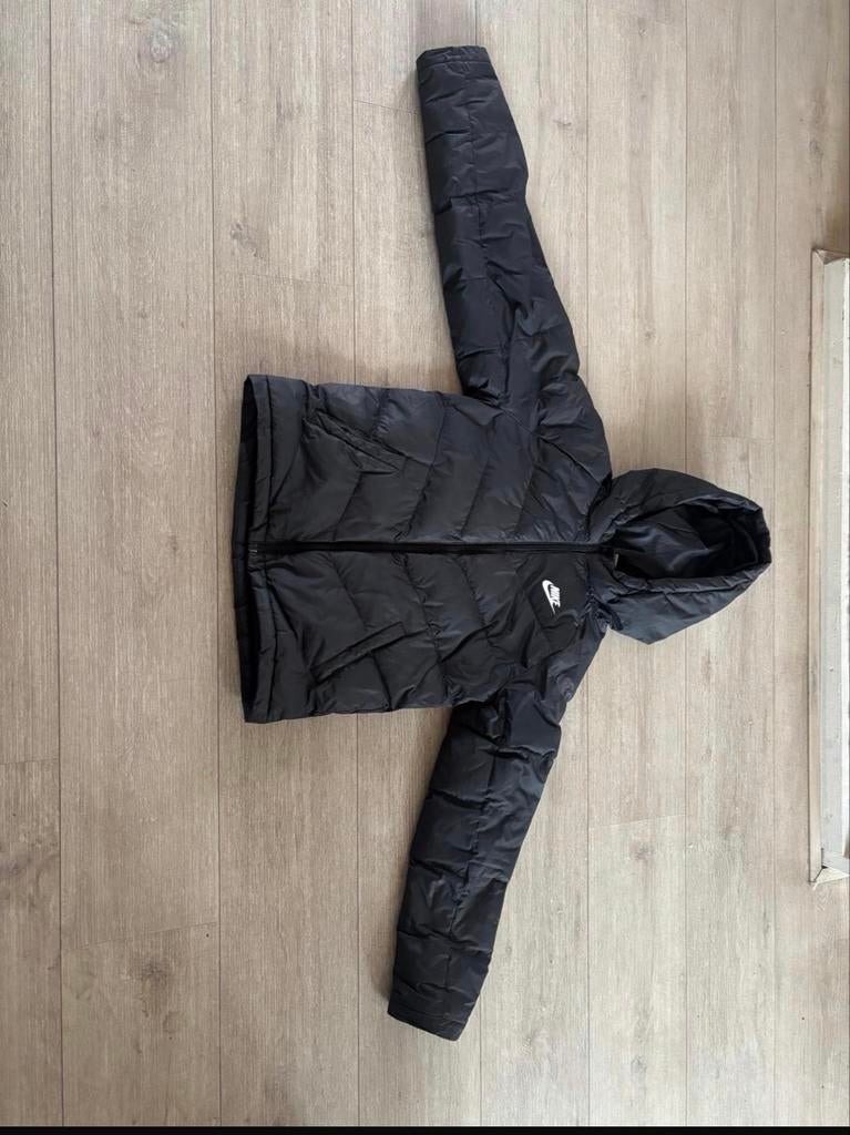Nike Puffer Jas Zwart - Maat 147-158 cm (G), Ophalen of Verzenden, Zo goed als nieuw, Jongen of Meisje
