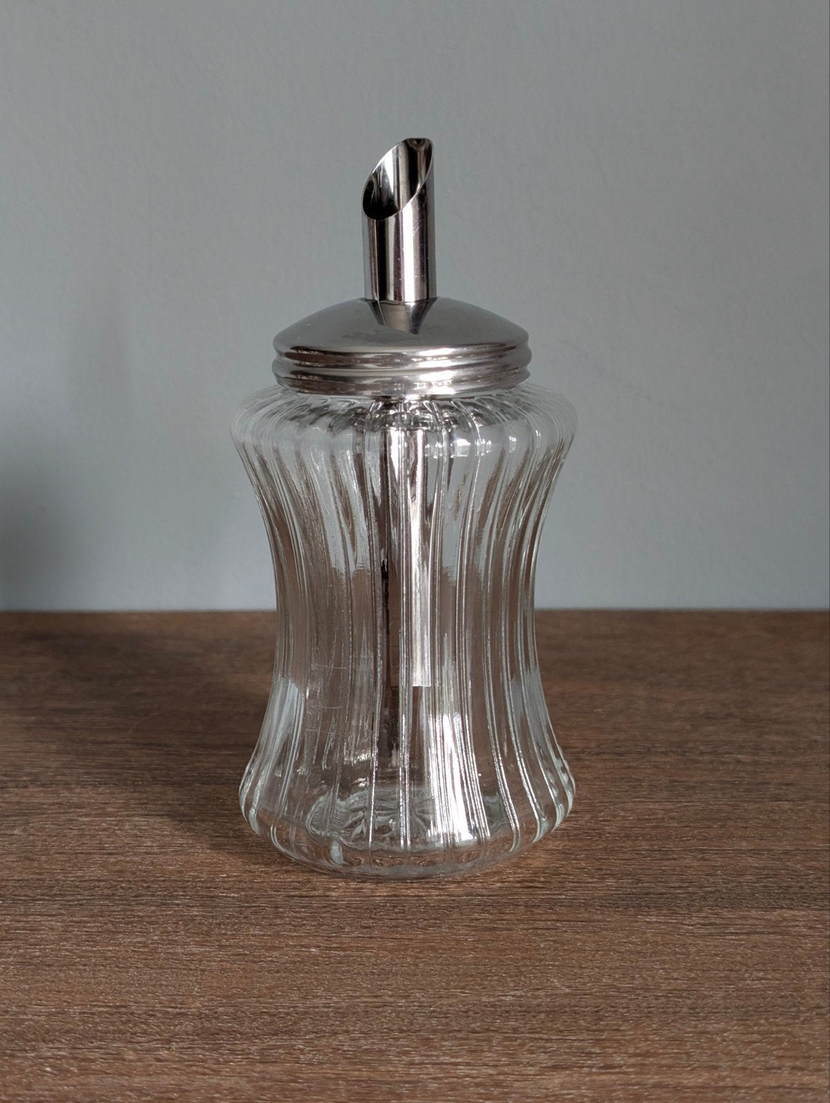 Vintage glazen suikerbus met metalen schenktuit, Zilver, Ophalen of Verzenden, Glas, Overige typen