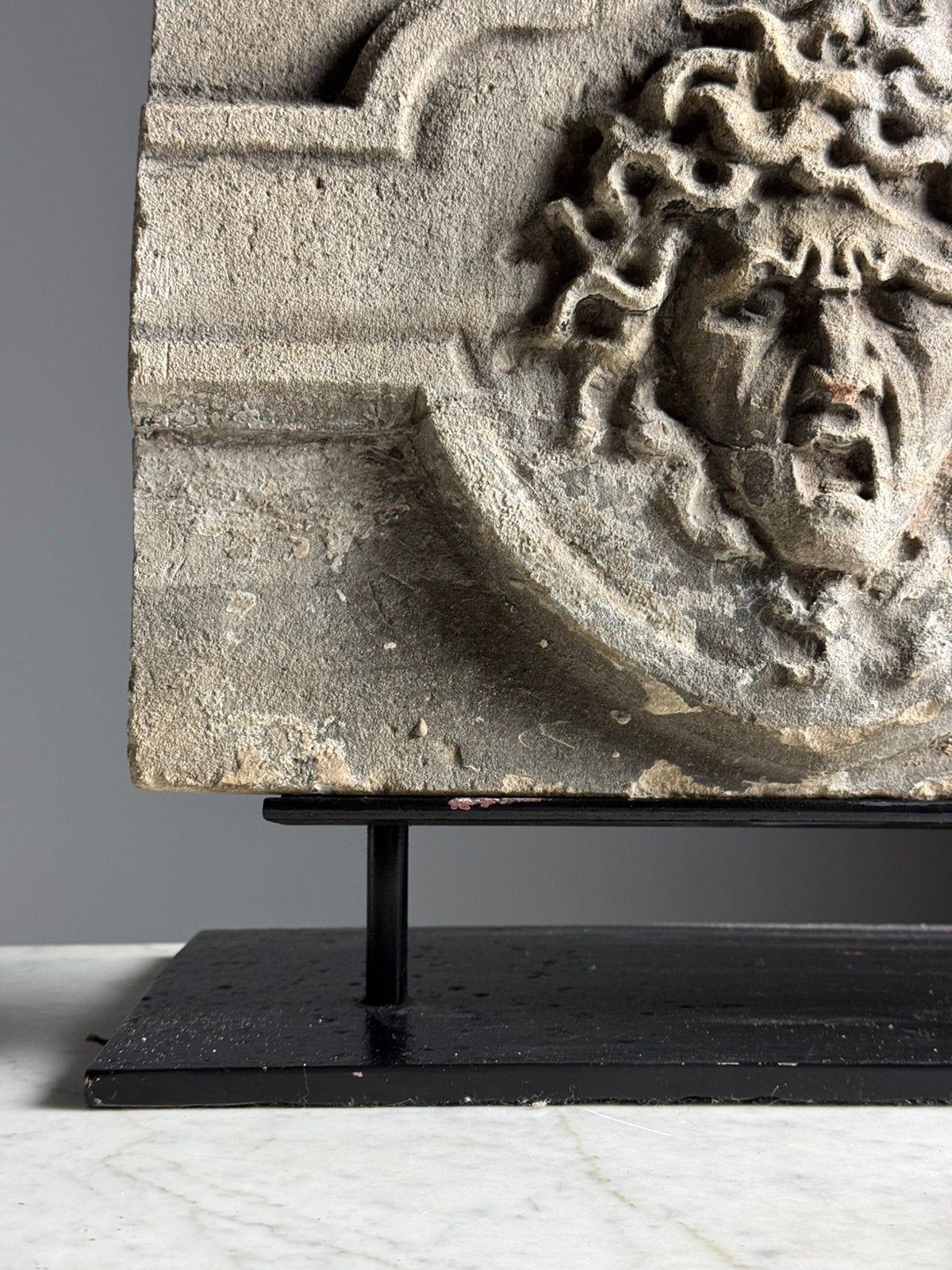 Carved stone fragment Medusa, Ophalen of Verzenden
