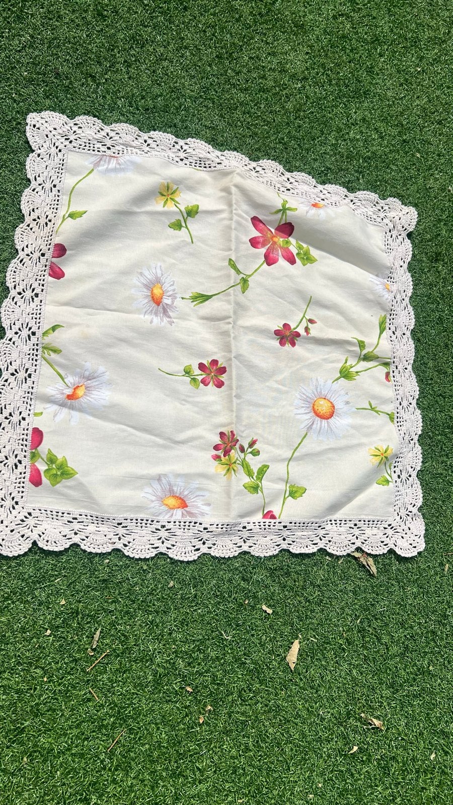 Servet met bloemenprint en gehaakte rand, Huis en Inrichting, Tafelkleden, Gebruikt, Vierkant, Ophalen of Verzenden, Gehaakt