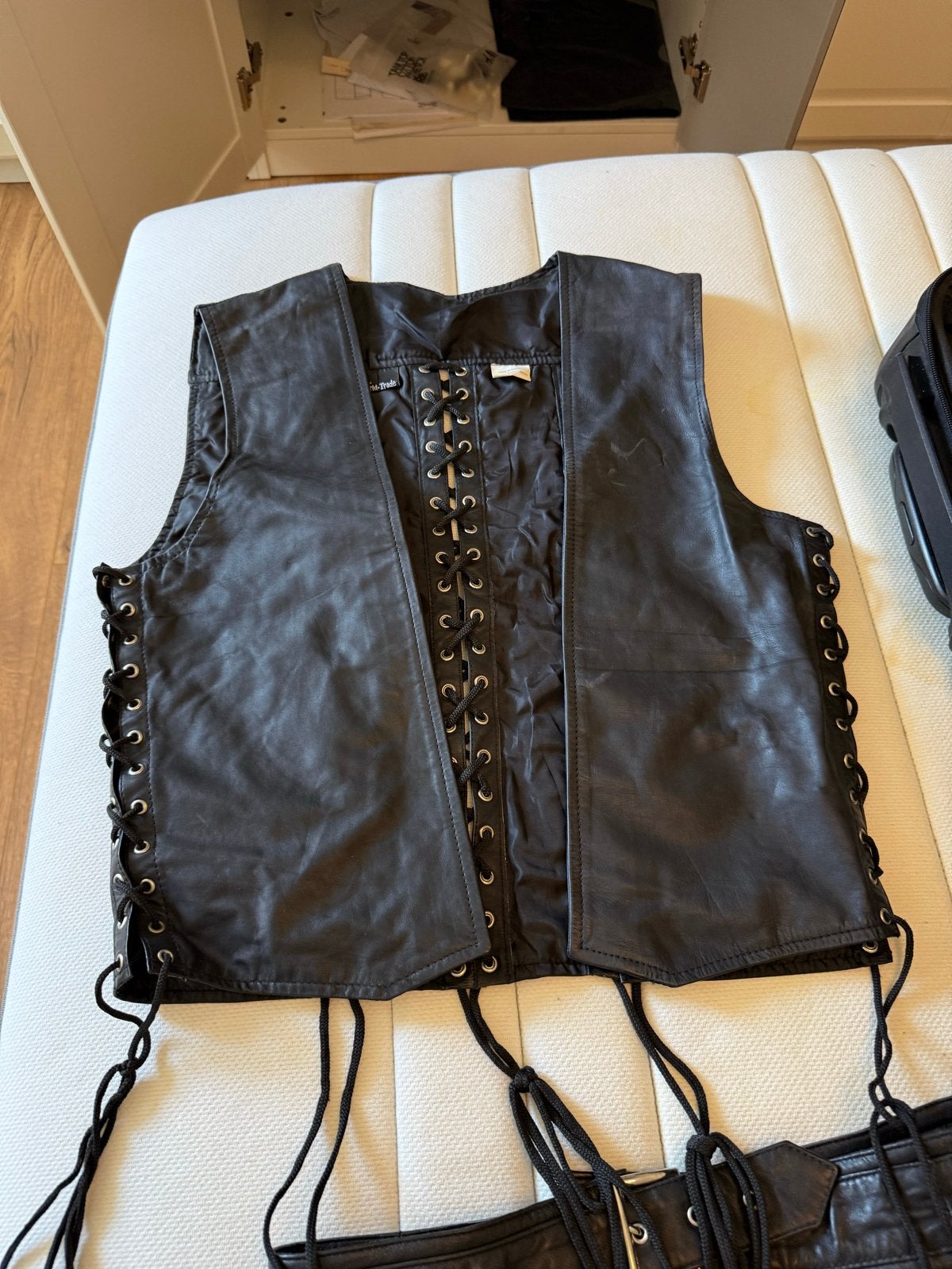 Leren Party Outfit: Vest, Rok, String, Riem & Accessoires, Ophalen, Gedragen
