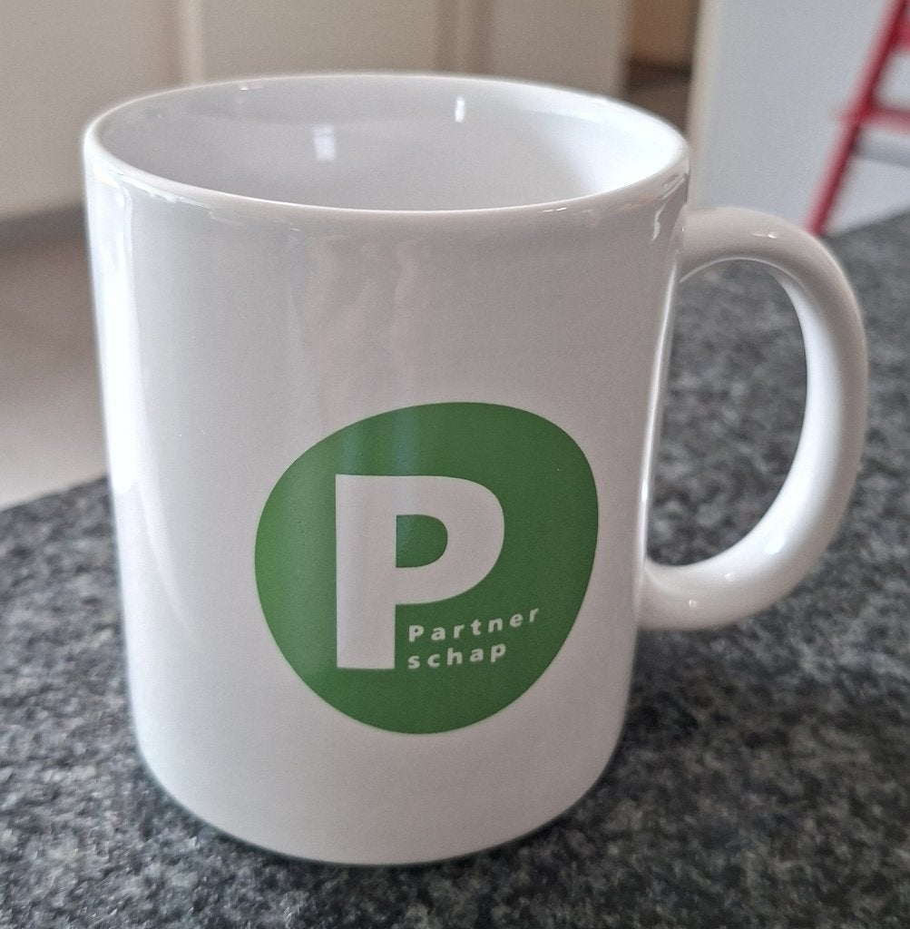 Mok met letter P, Zo goed als nieuw, Overige stijlen, Aardewerk, Mok