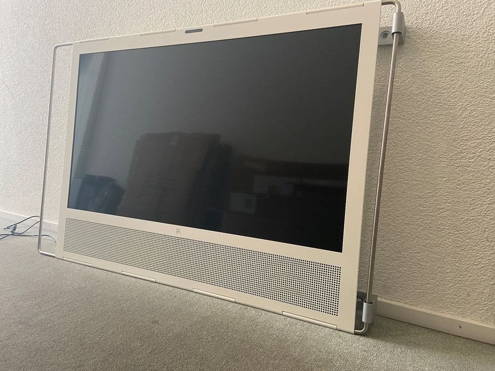 B&O Beoplay V40 TV.