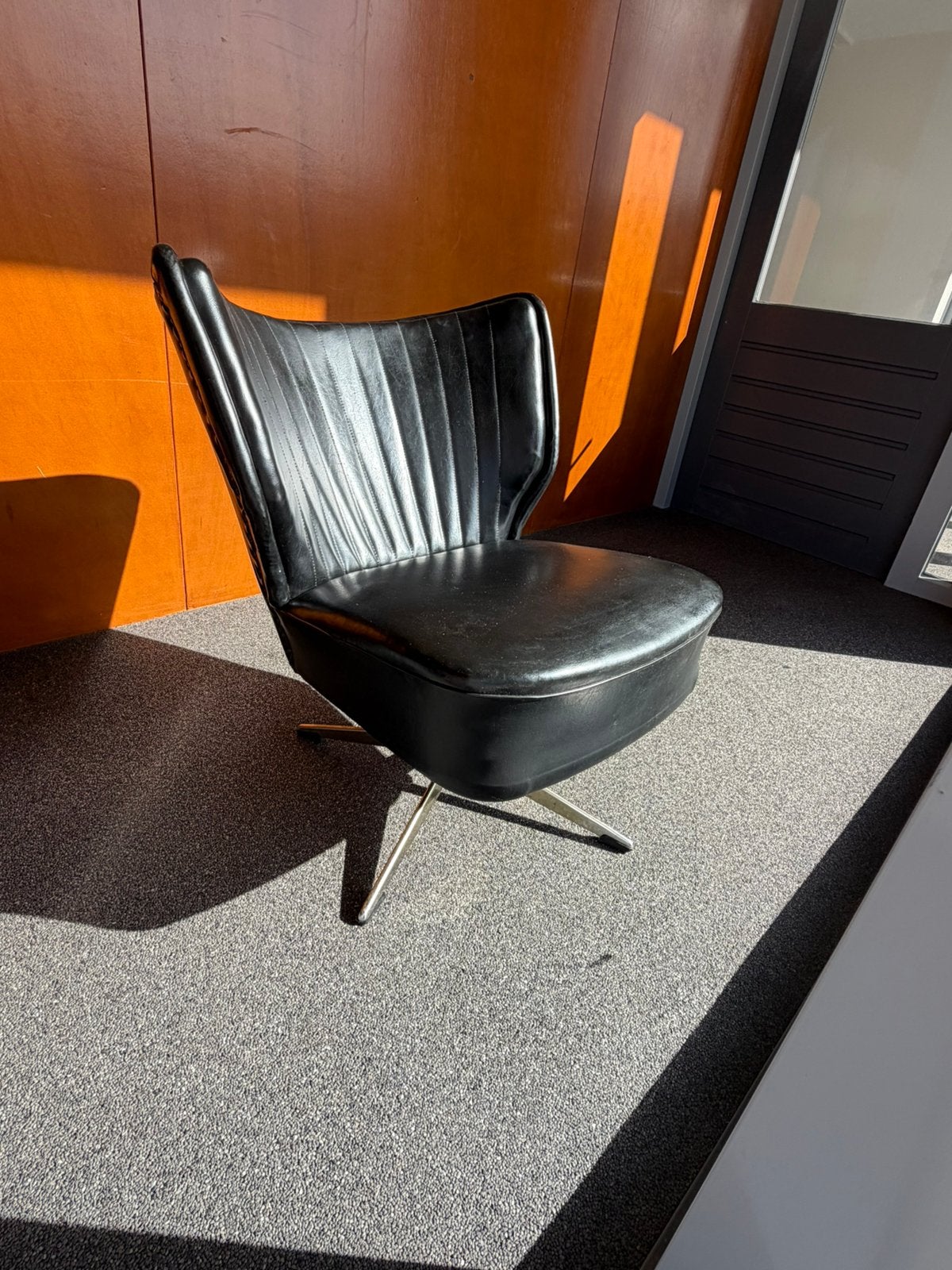 60s vintage draaifauteuil– zwart skai – metalen stervoet, Huis en Inrichting, Ophalen, Zo goed als nieuw, 50 tot 75 cm