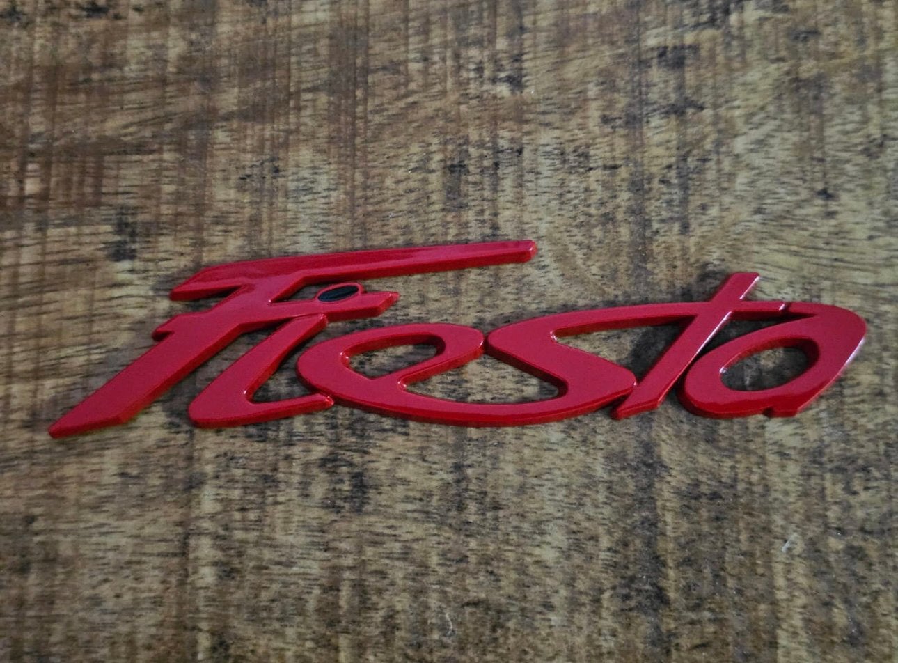 Fiesta MK7 achterklep embleem rood, Verzenden