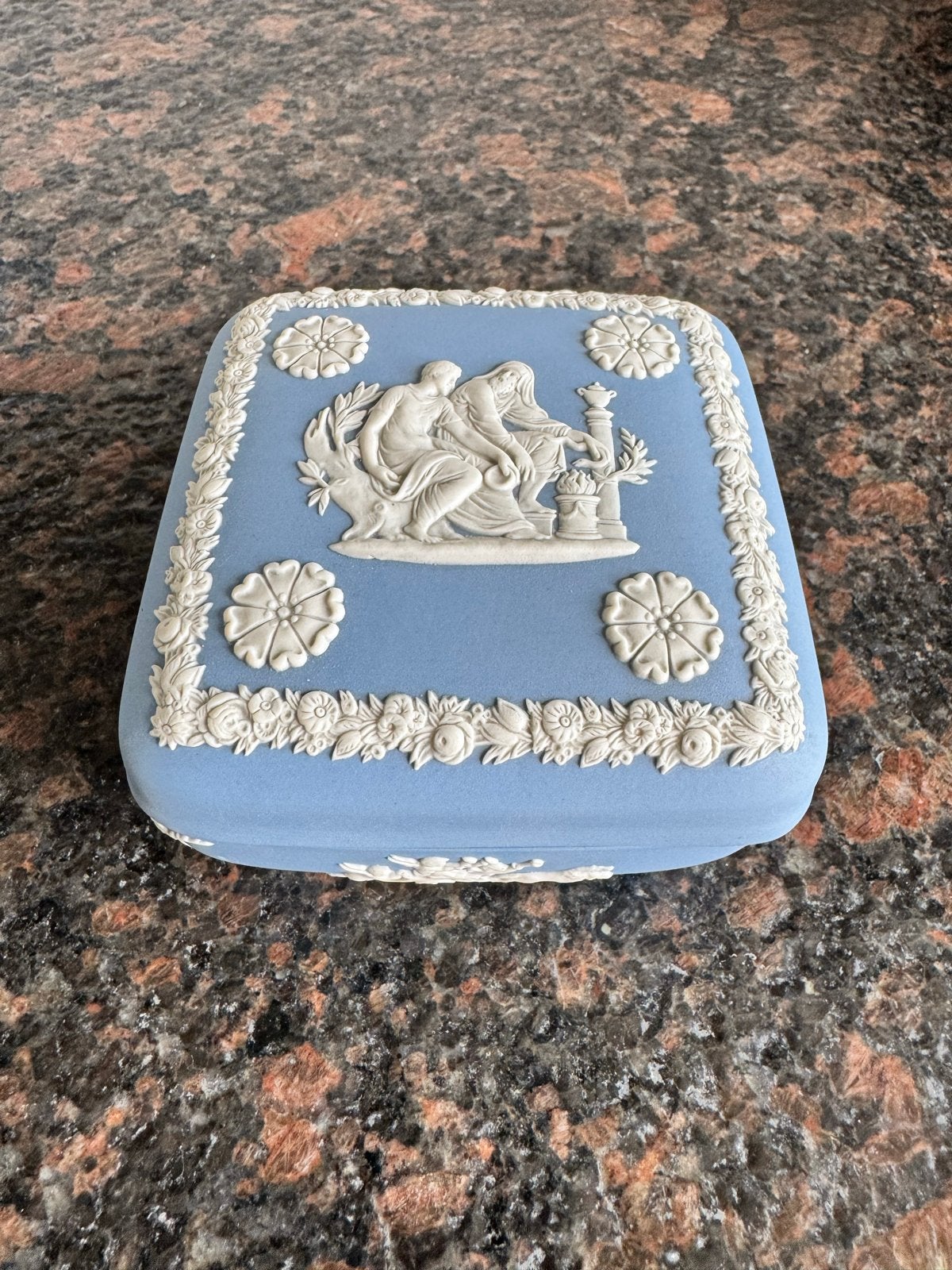 Wedgwood Jasperware Doosje - Klassiek Blauw met Reliëf, Antiek en Kunst, Ophalen of Verzenden