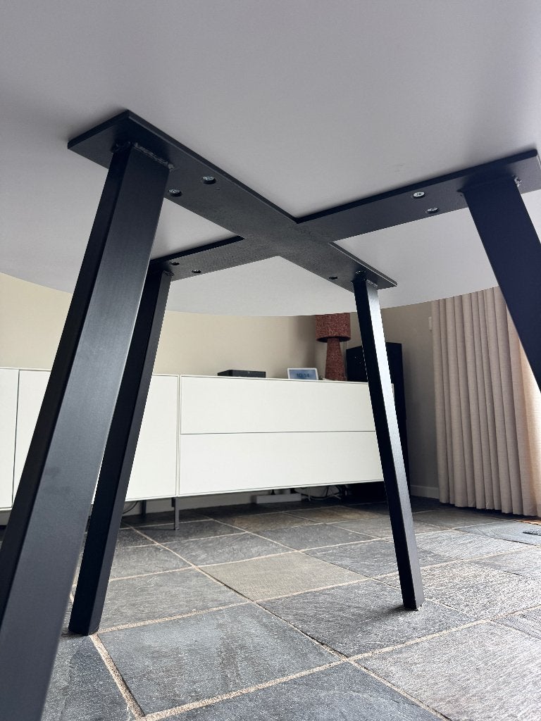 Studio Henk ronde eettafel - Ø130cm - Grijs/Zwart, Huis en Inrichting, Ophalen, 100 tot 150 cm, Rond, 50 tot 100 cm