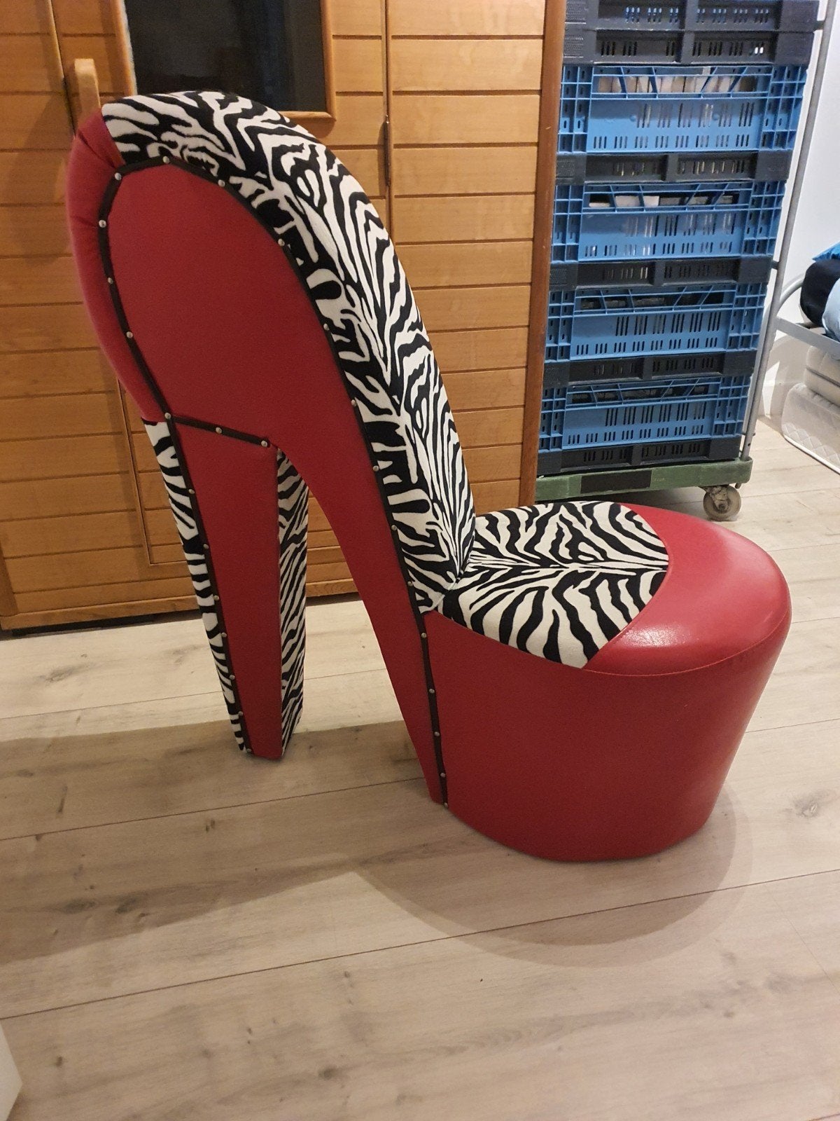 Unieke Hoge Hak Stoel - Rood met Zebraprint, Huis en Inrichting, Stoelen, Gebruikt, Ophalen of Verzenden, Modern, Speels, Glamour