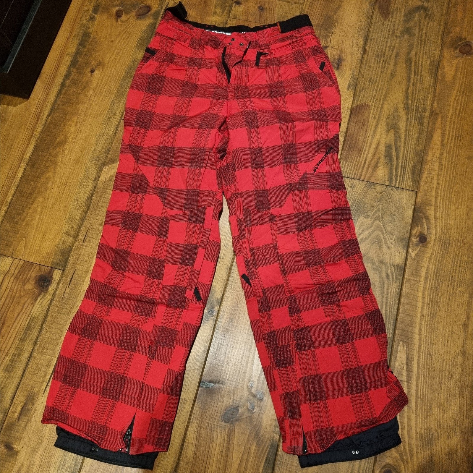 Protest skibroek rood geruit - Maat M, Ophalen of Verzenden, Protest, Gedragen, Broek