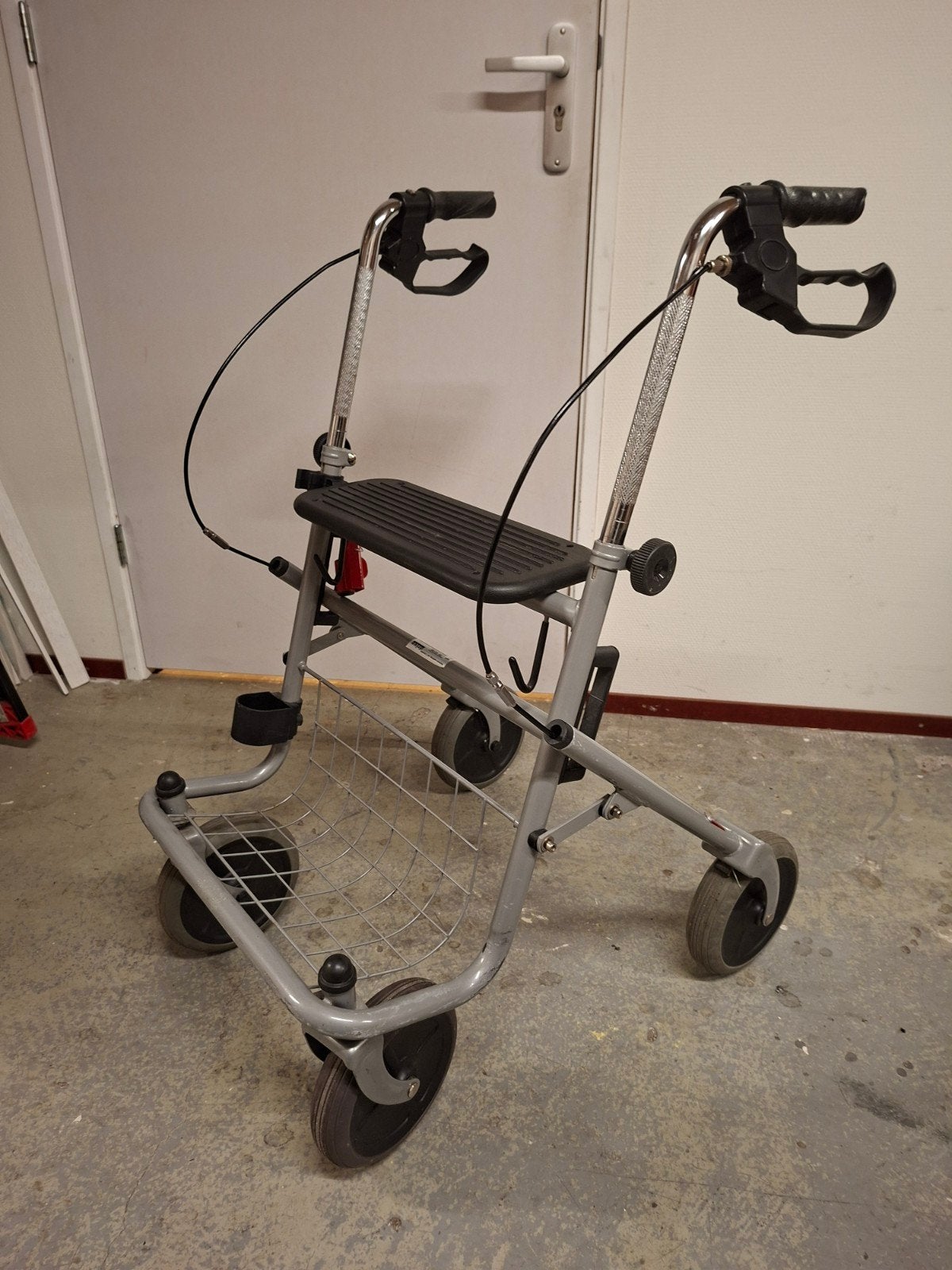 Degelijke opklapbare rollator met zitfunctie en stokhouder., Diversen, Rollators, Ophalen, Opvouwbaar, Zo goed als nieuw
