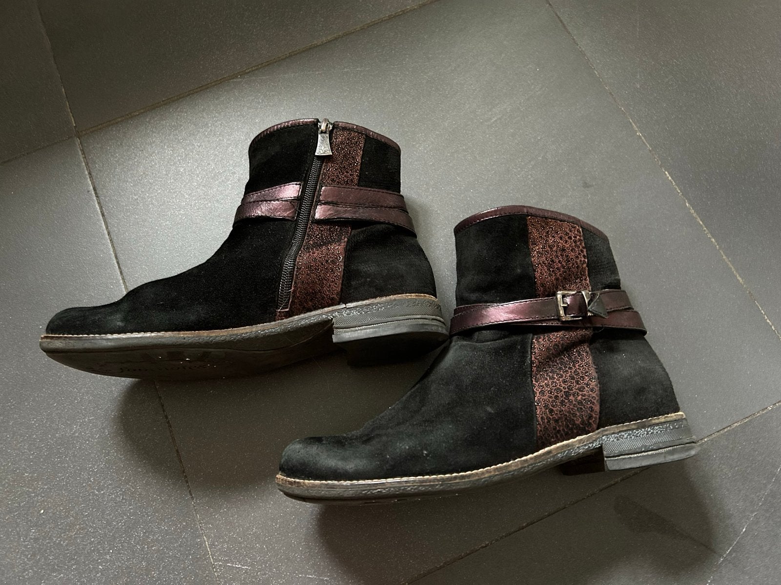 Zwarte suède enkellaarzen van Footnotes - Maat 39, Kleding | Dames, Schoenen, Ophalen of Verzenden, Zo goed als nieuw, Zwart, Lage of Enkellaarzen