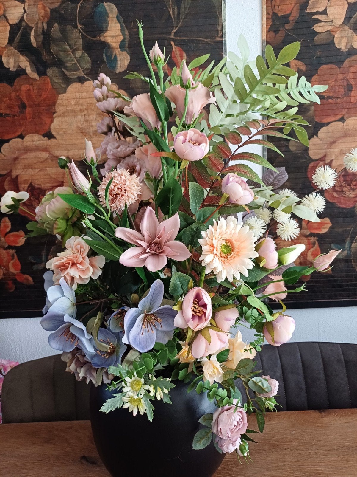 Prachtig zijden bloemstuk in pastelkleuren met zwarte vaas, Ophalen of Verzenden, Nieuw
