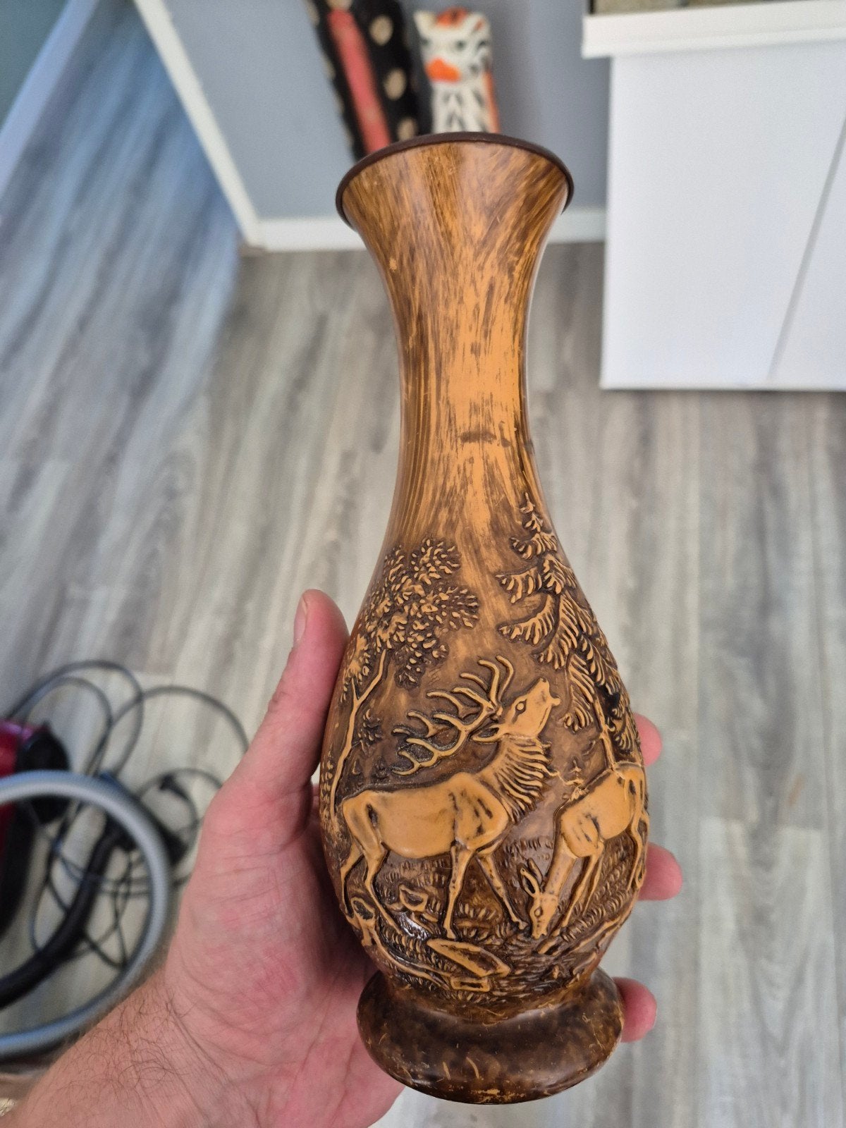 Verzwaarde kunststof vaas met hertenreliëf, Ophalen of Verzenden