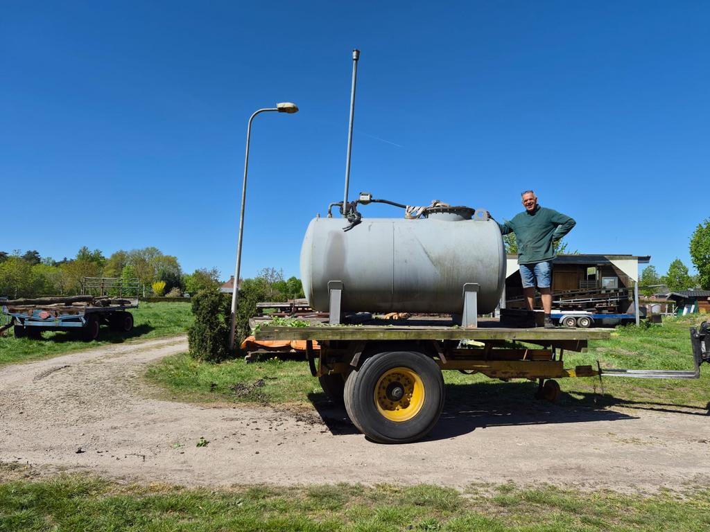 Te koop olietank 2000l met onderstel en electro pompje, Ophalen