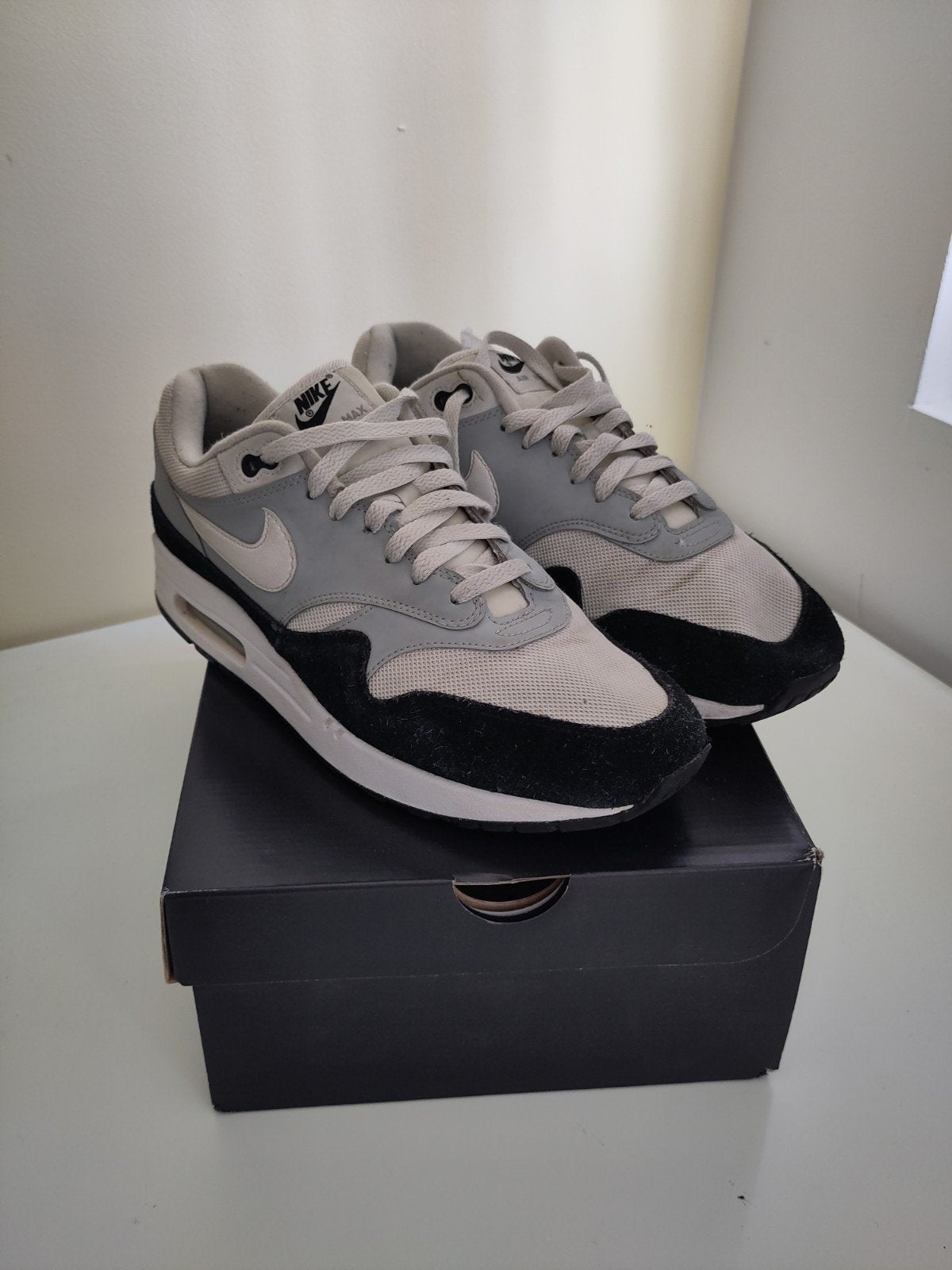 Nike Air Max 1 AH8145-003 - Wolf Grey Black mt 44, Kleding | Heren, Schoenen, Gedragen, Sneakers of Gympen, Overige kleuren, Ophalen of Verzenden