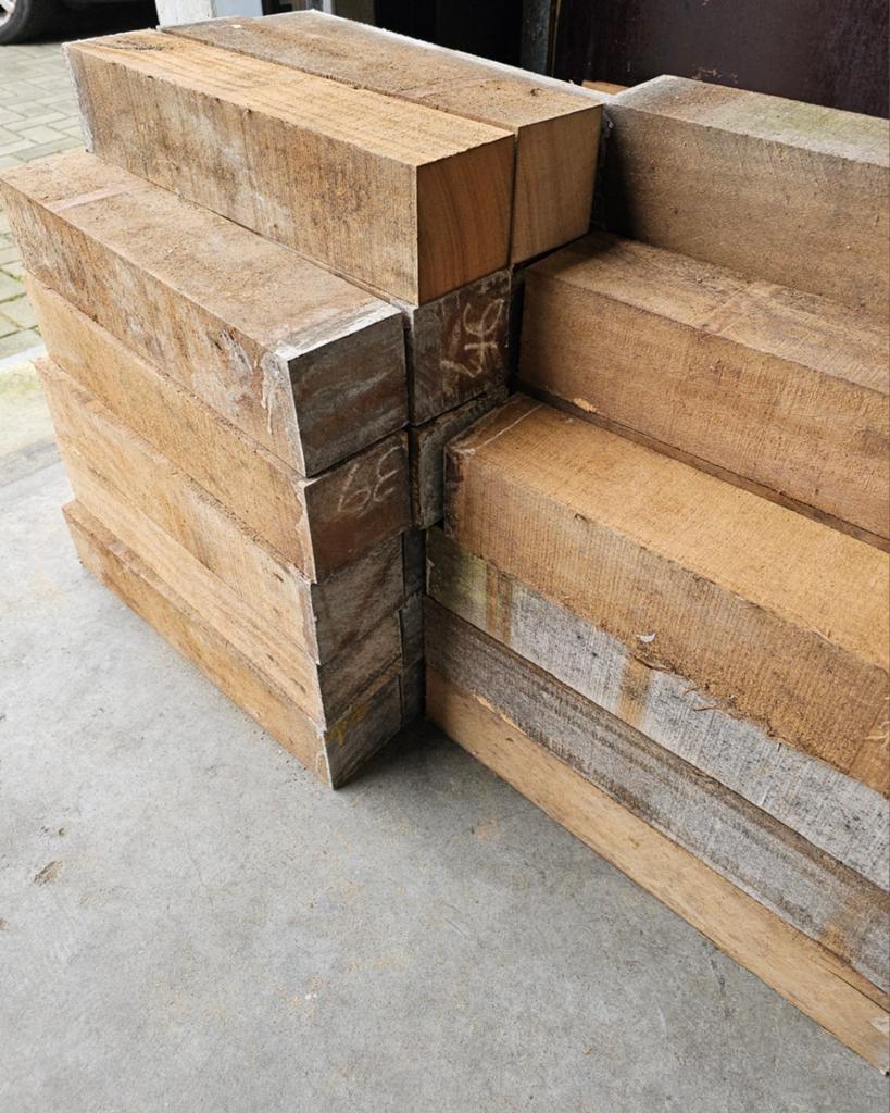 Diverse Pequia hardhouten blokken en paaltjes te koop., Ophalen, Palen, Nieuw, Hardhout