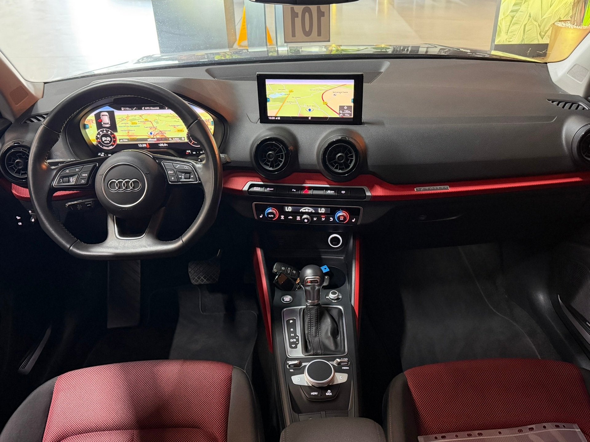 Audi Q2 2.0 TFSI Quattro Sport|Black on Black|Carplay|Groot, Automaat, Dealer onderhouden, Stof, Gebruikt