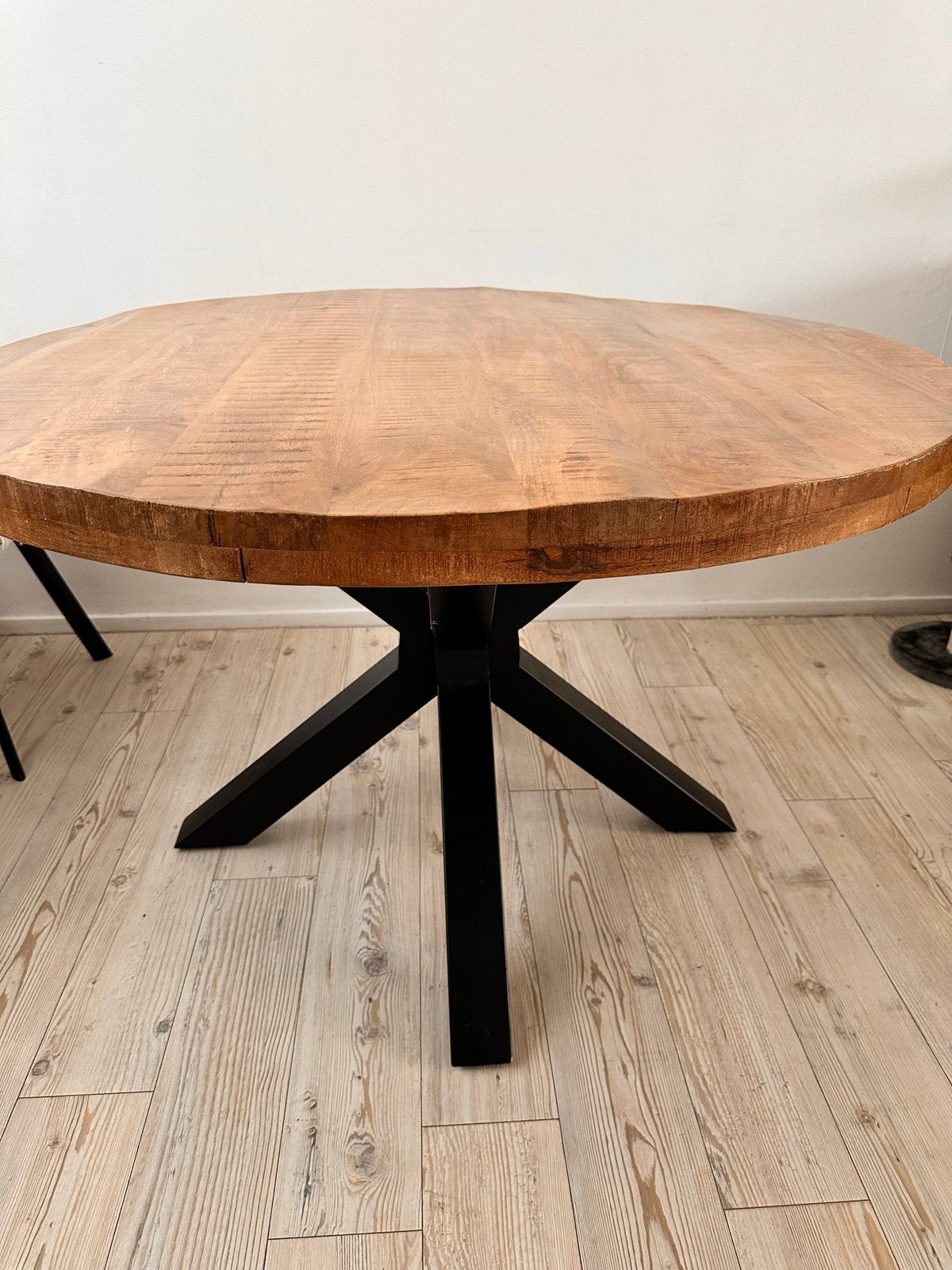 Ronde mangohouten eettafel met zwart metalen onderstel, Huis en Inrichting, Tafels | Eettafels, Ophalen, Rond, Vier personen, Overige houtsoorten
