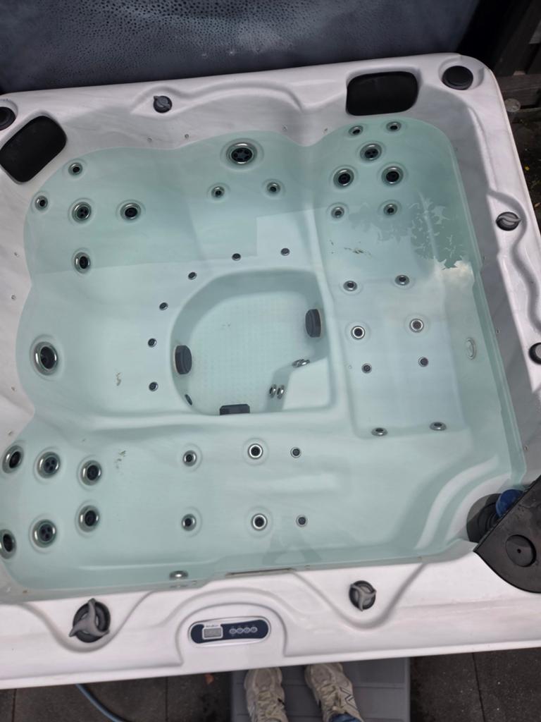 Balboa 5-persoons jacuzzi met lichtjes, jets en bubbels, Ophalen, Gebruikt, Vast