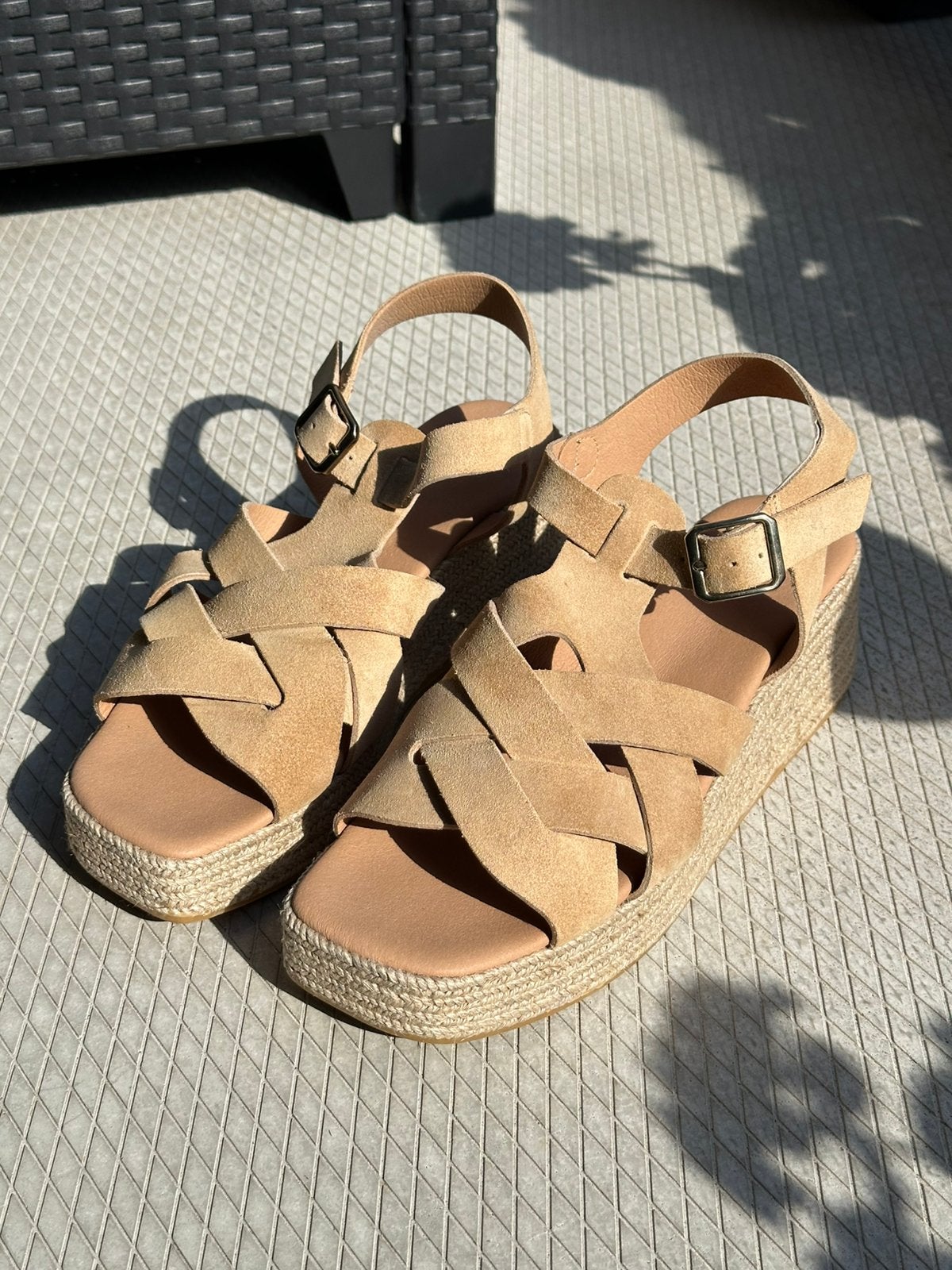 Manfield beige suède sandalen met sleehak maat 40, Beige, Zo goed als nieuw, Sandalen of Muiltjes, Ophalen of Verzenden