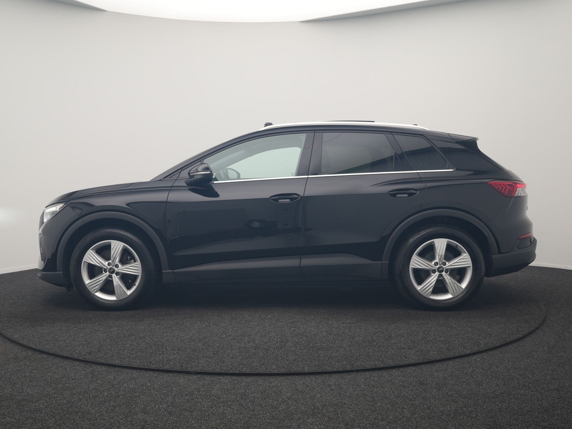 Audi Q4 e-tron 45 Quattro Edition 77 kWh 265pk Dealer O.H. |, Auto's, Audi, Automaat, Dealer onderhouden, Stof, Zwart
