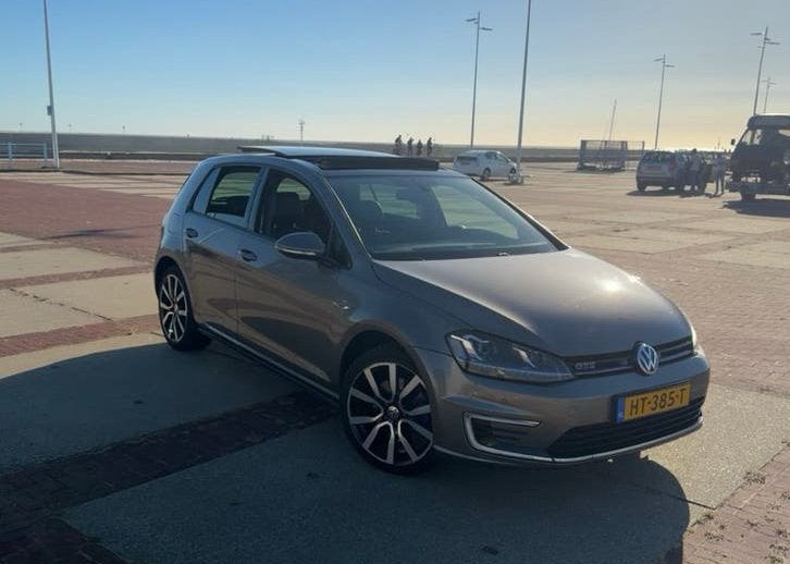 Volkswagen Golf 1.4 TSI Phev 204pk - pano, stoelverwarming, Zwart, 4 cilinders, 1395 cc, 1499 kg