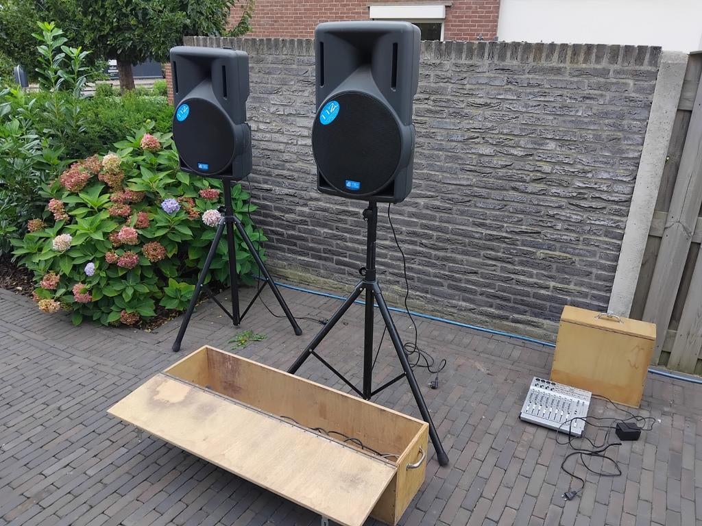 Speakers op standaard en bijbehorende versterker +houten box, Audio, Tv en Foto, Luidsprekers, Ophalen