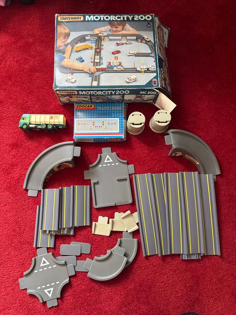 Matchbox Motorcity 200 speelset met auto en verkeersborden, Ophalen of Verzenden, Gebruikt