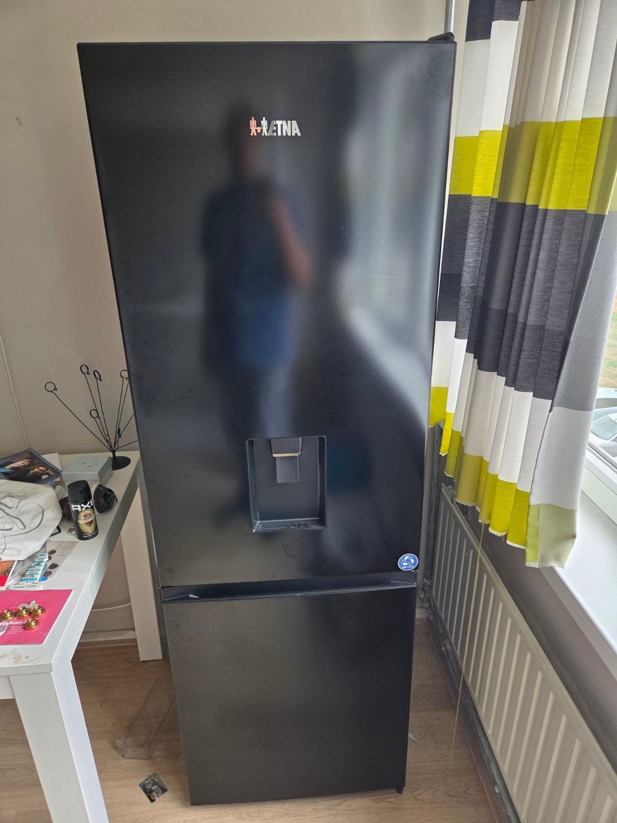 ETNA Koel-vriescombinatie Zwart met Waterdispenser, Witgoed en Apparatuur, Koelkasten en IJskasten, 200 liter of meer, 60 cm of meer