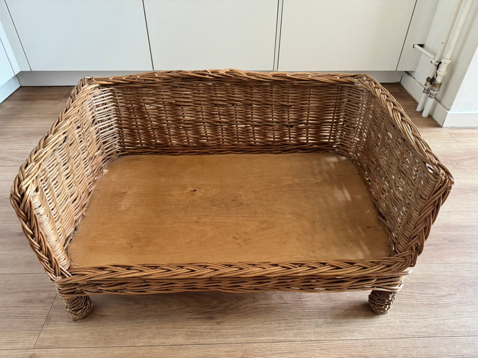 Hondenmand riet/rotan op poten ongeveer 70 bij 46 cm, Ophalen, Zo goed als nieuw, Riet