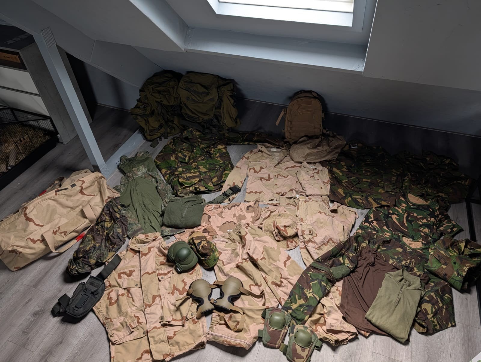 Partij leger kleding - groot pakket - alles in 1 koop, Verzamelen, Ophalen, Landmacht, Nederland, Kleding of Schoenen