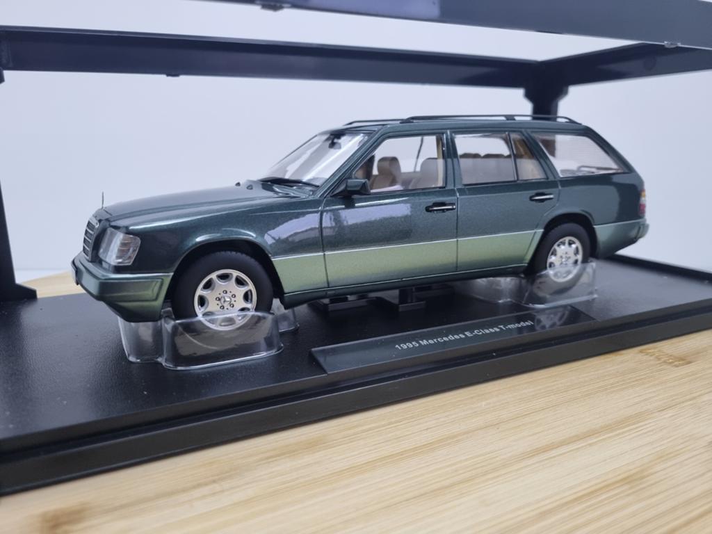 **SALE** T9 Mercedes E-Klasse S124 E300 T-Model 1:18 Groen, Overige merken, Auto, Nieuw, Ophalen of Verzenden